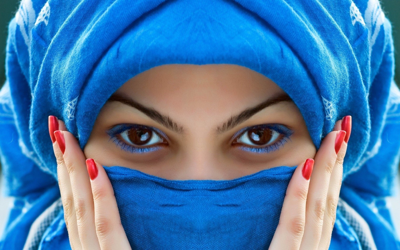 aux yeux bruns fille soucis