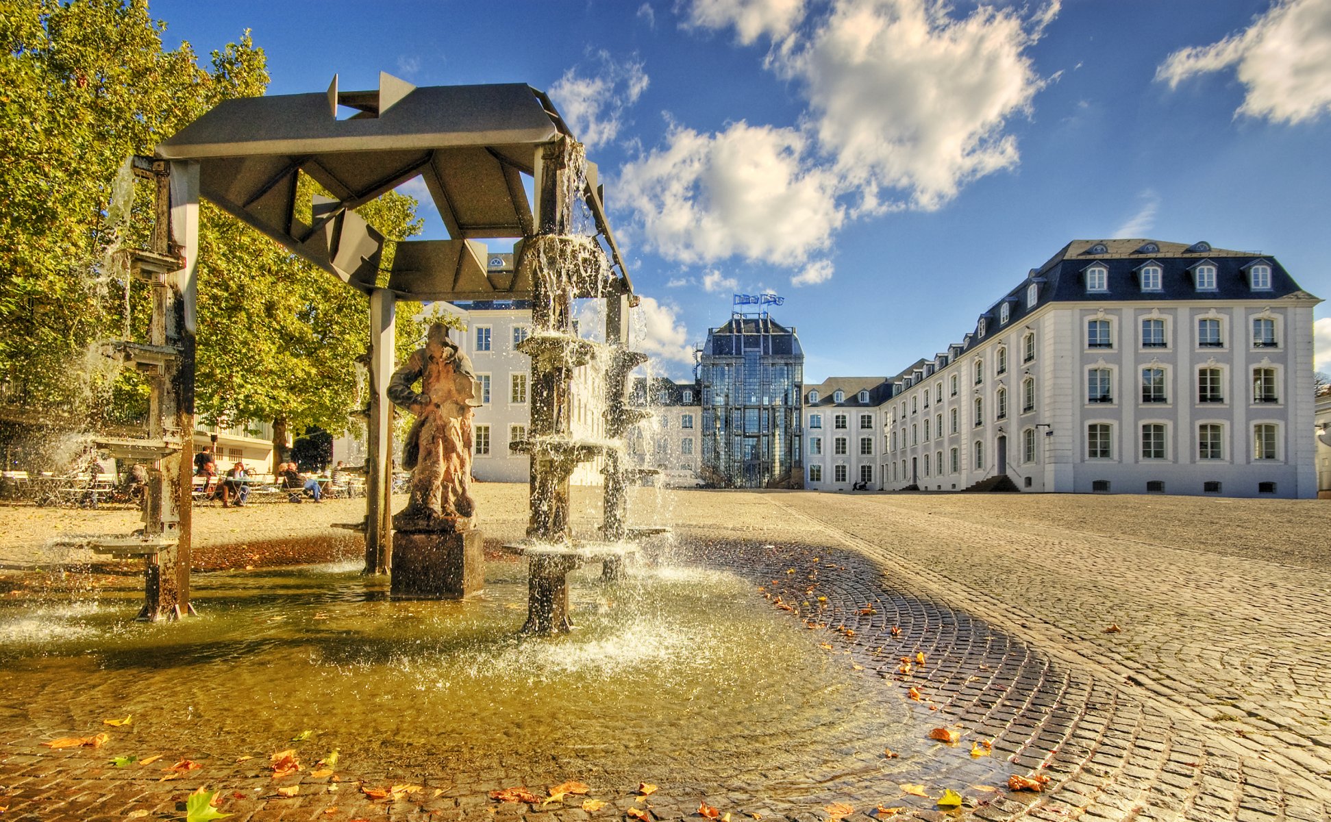 rue ville fontaine soleil eau monument statue personnes maisons