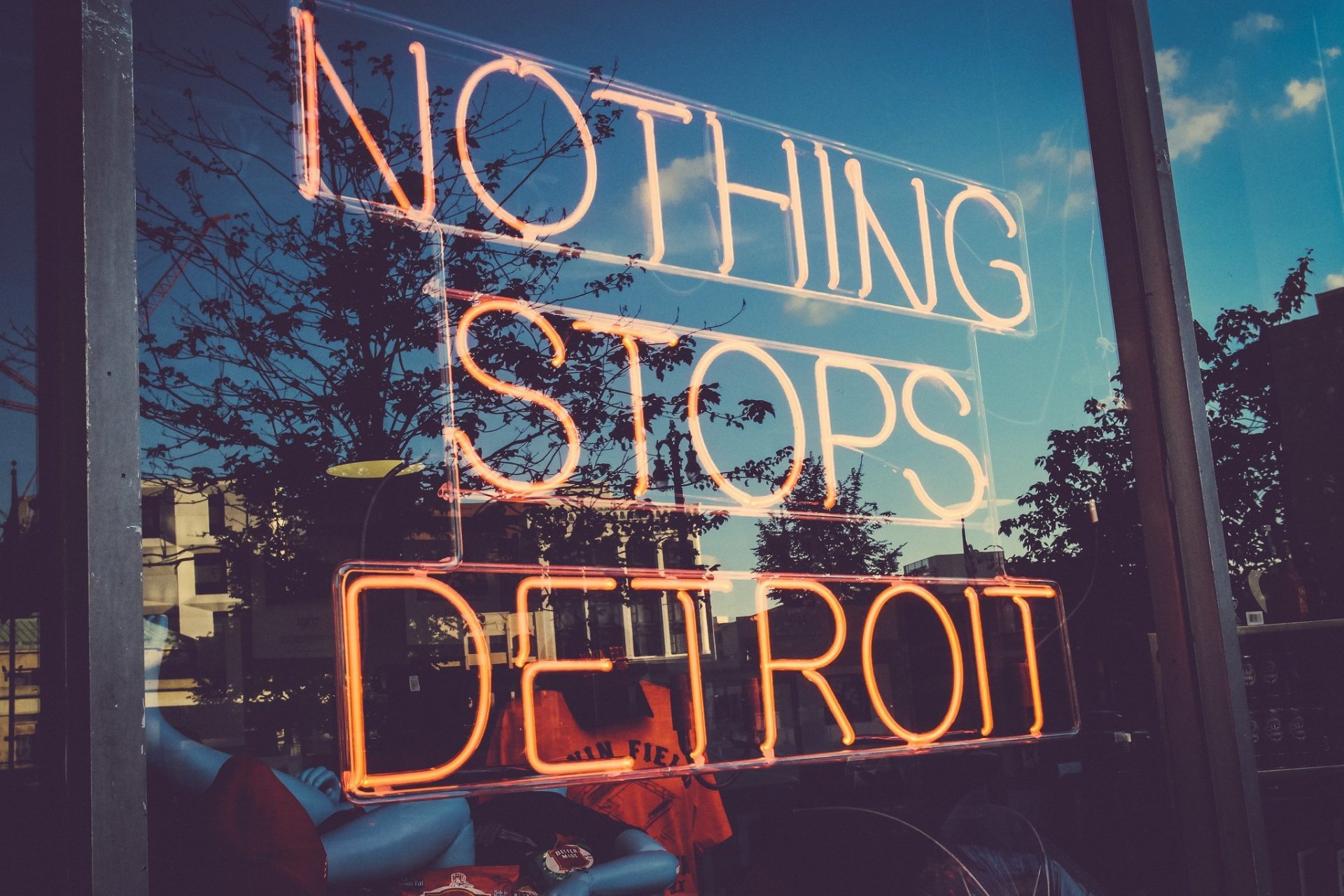 usa detroit sklep prezentacja odbicia