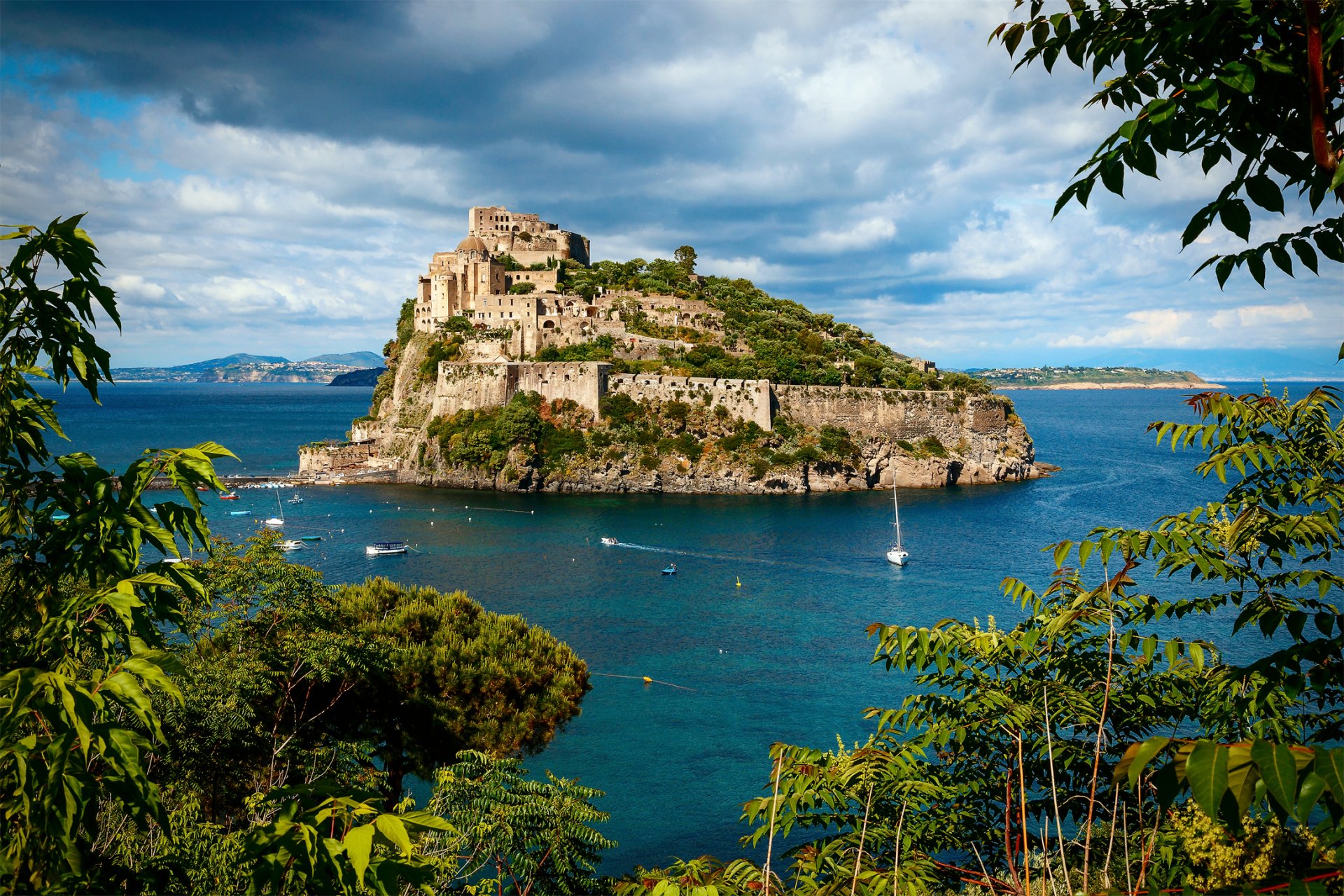 italia isola d ischia castello aragonese mare estate