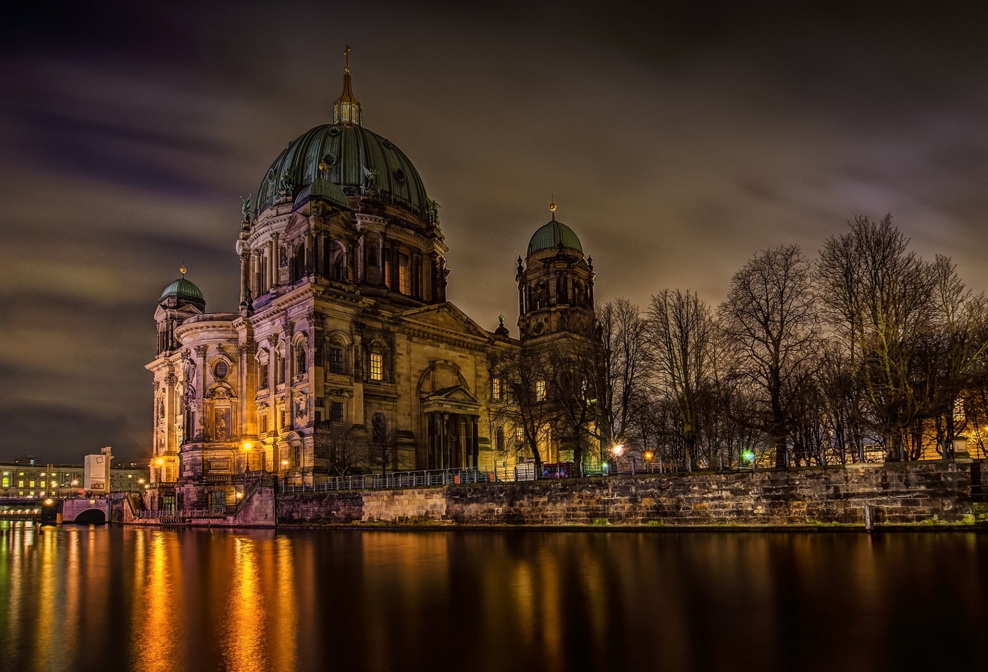 berlín alemania casa berliner catedral de berlín río spree ciudad noche luz árboles