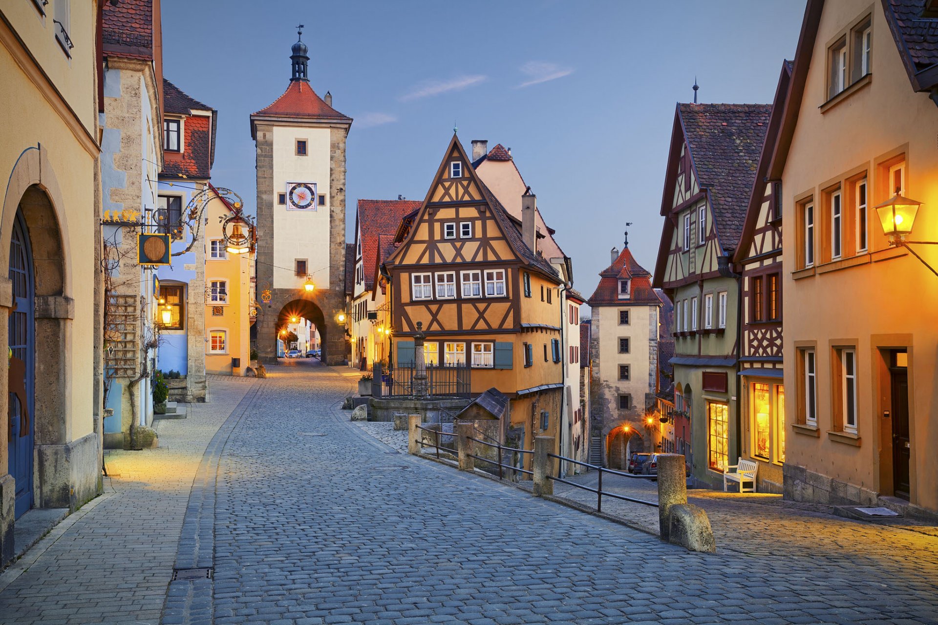 rothenburg alemania noche luces casa calle arco torre entramado de madera