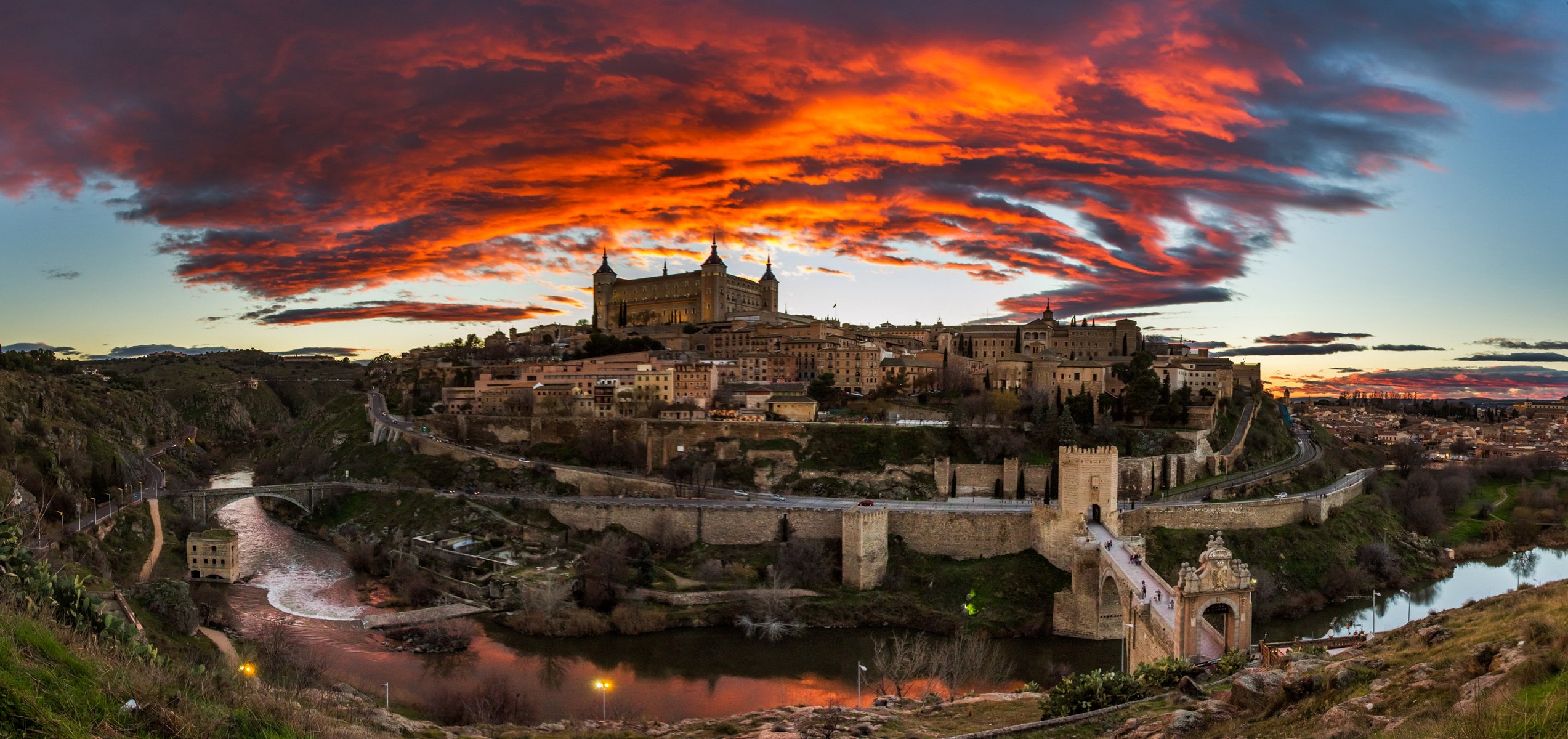 tolède espagne paysage ciel nuages lueur soirée rivière maisons château pont