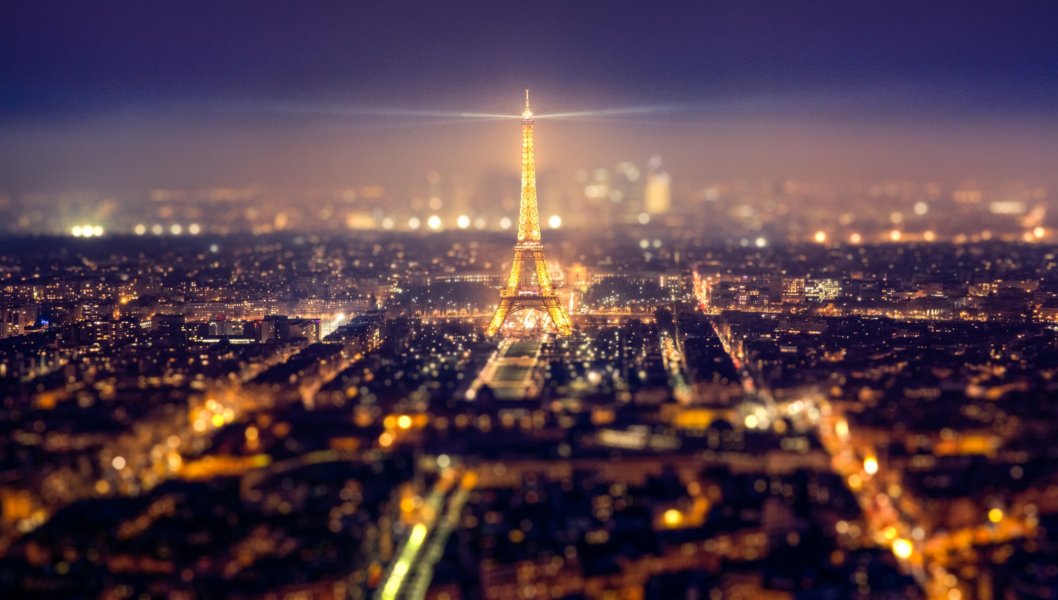 fotógrafo andrés nieto porras foto parís torre eiffel noche luces cambio de toldo ciudad metrópolis casa tilt shift