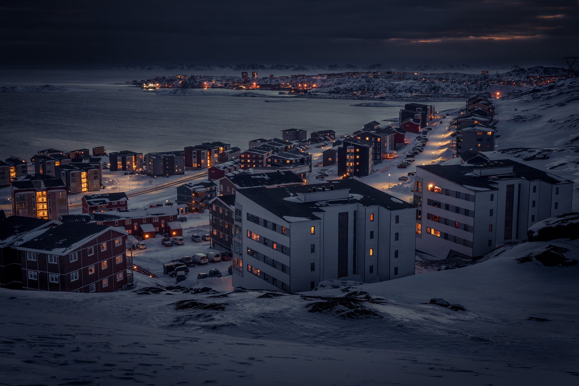 groenland neige maisons voitures montagnes