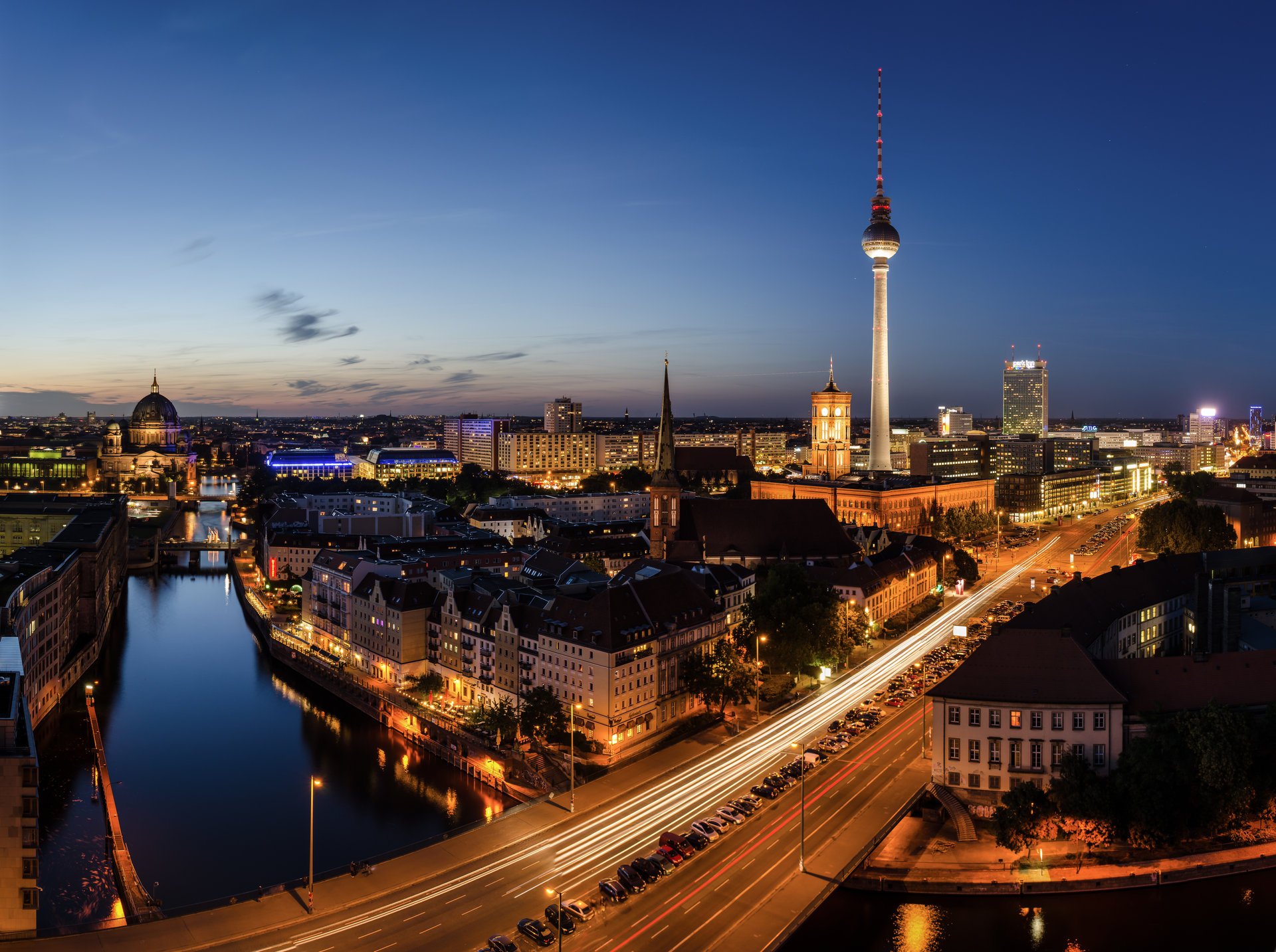 berliner skyline zur blauen stunde miasto noc latarnie most niemcy droga parking samochodowy ulica budynki berlin berliner zur skyline blauen stunde światła drogi parking samochodowy ulice budynki