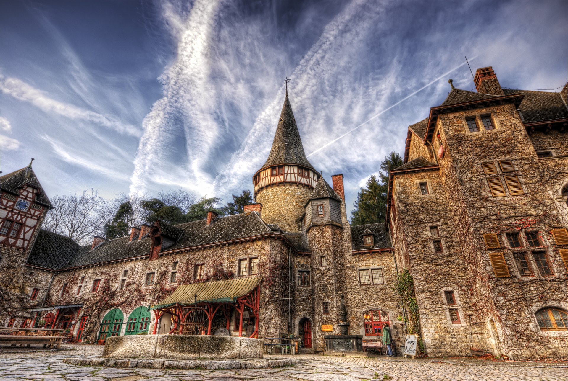 roumanie château de corvin cour ciel nuages hdr