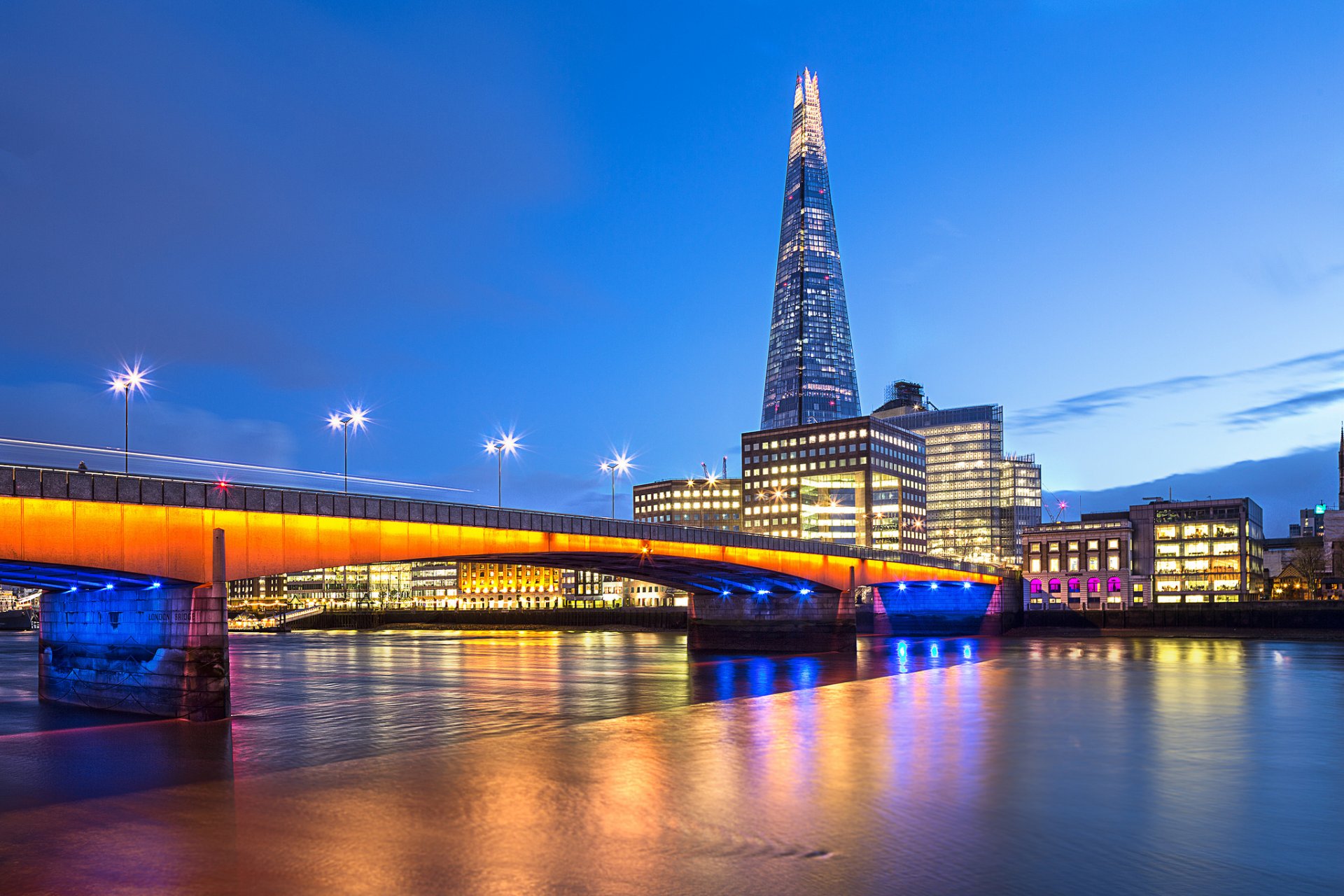 londyn anglia wielka brytania kapitał miasto stolica odłamek southwark bridge most rzeka tamiza wieczór światła oświetlenie latarnie podświetlenie ekspozycja błękitne niebo chmury