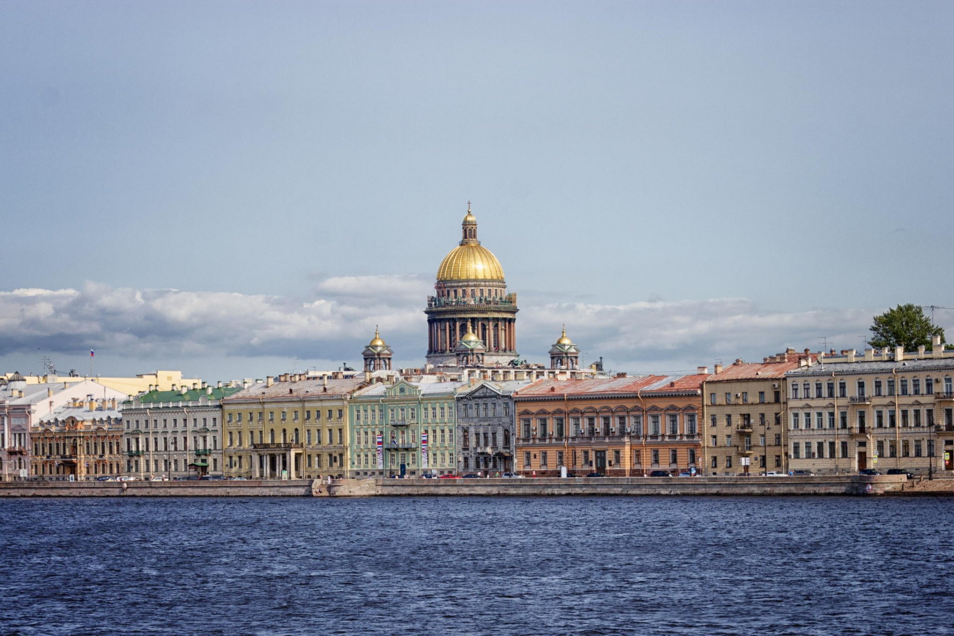 petersburg peter rosja nabrzeże rzeka domy budynki