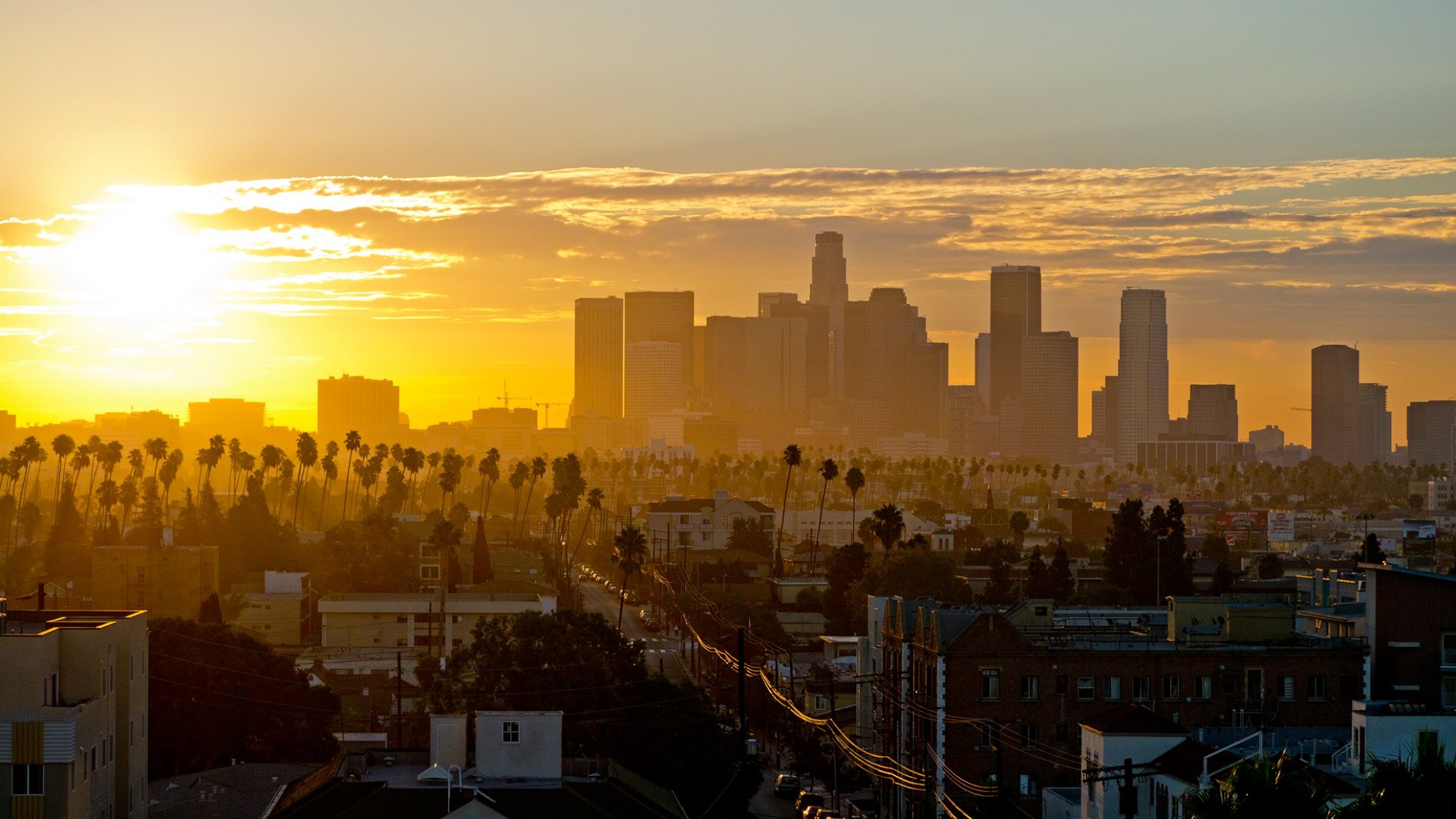 états-unis los angeles californie papier peint gratte-ciel palmiers bâtiments route. coucher de soleil soleil nuages ciel los angeles ville coucher de soleil