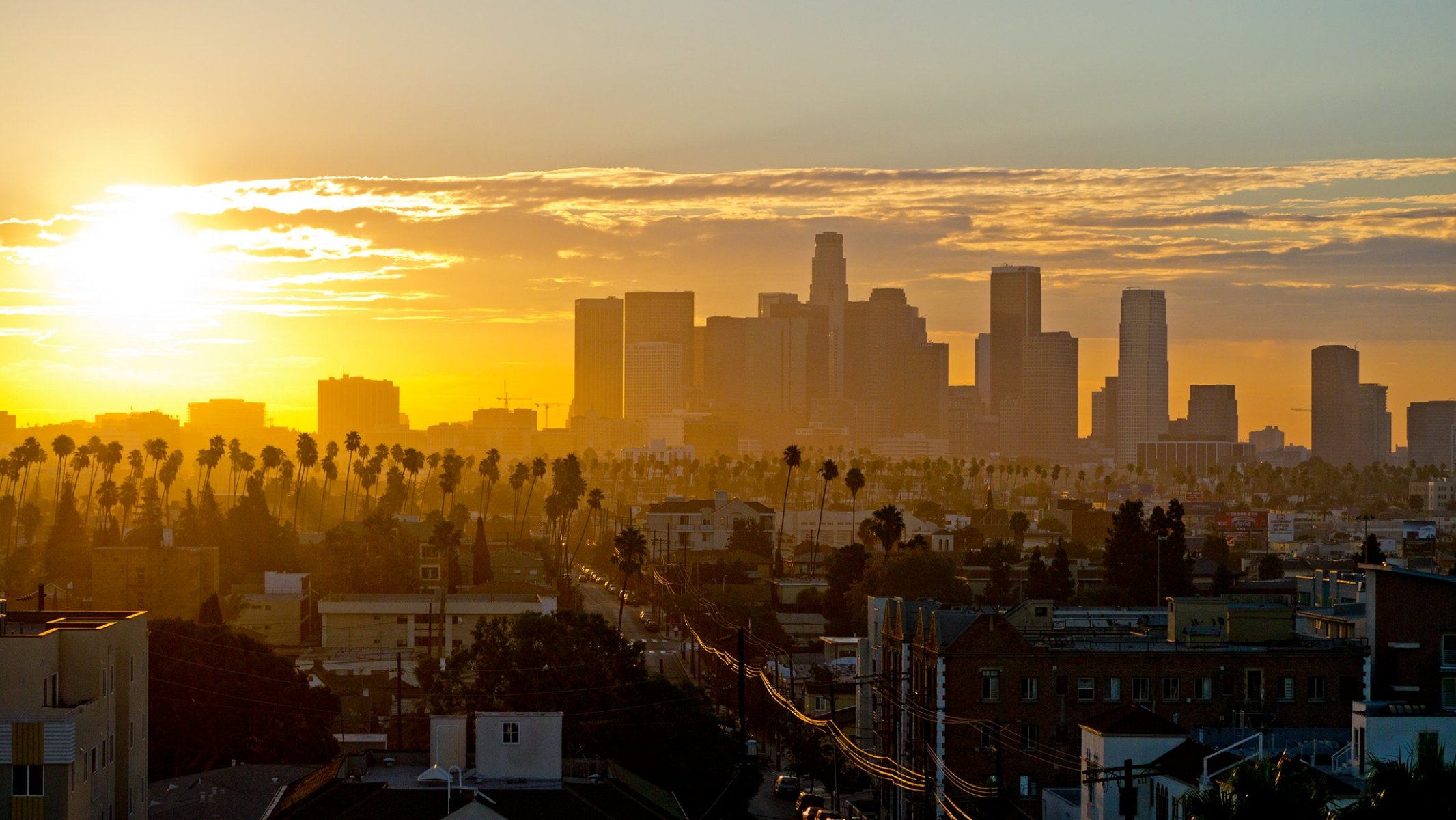 usa los angeles kalifornia tapety drapacze chmur palmy budynki droga. zachód słońca słońce chmury niebo los angeles miasto zachód słońca