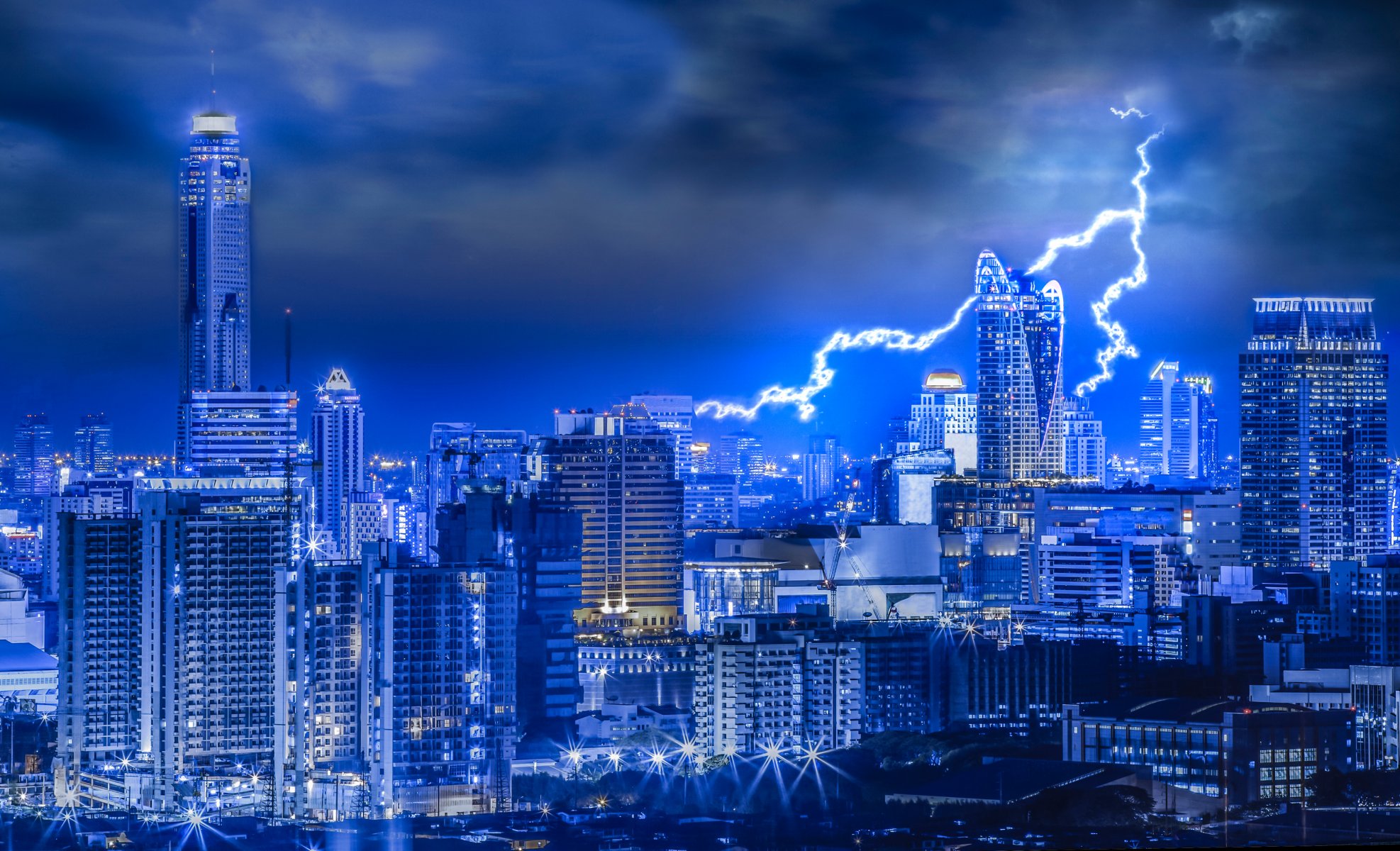 thailandia bangkok notte cielo nuvole temporale fulmini case luci movimentazione