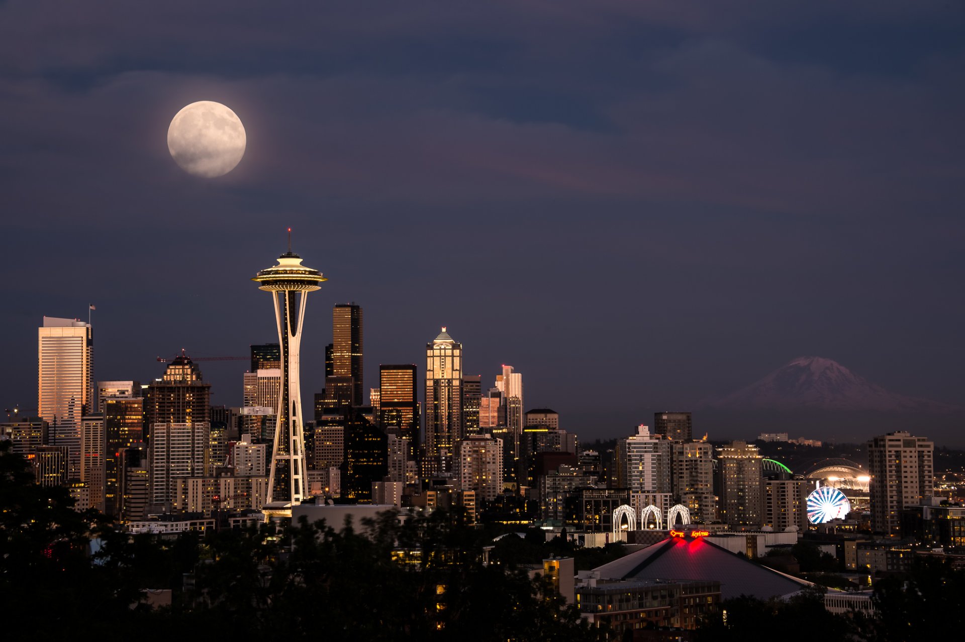 usa stadt seattle seattle turm space needle space needle gebäude häuser nacht lichter himmel mond fern von vulkan rainier
