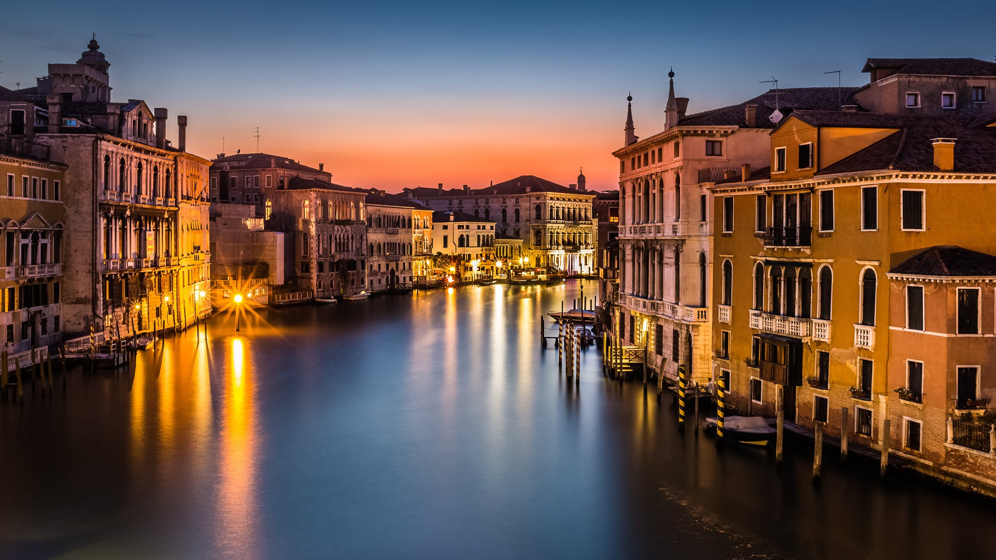 venezia italia canal grande canal grande città sera luce lanterne illuminazione casa edificio tetto mare gondola barca