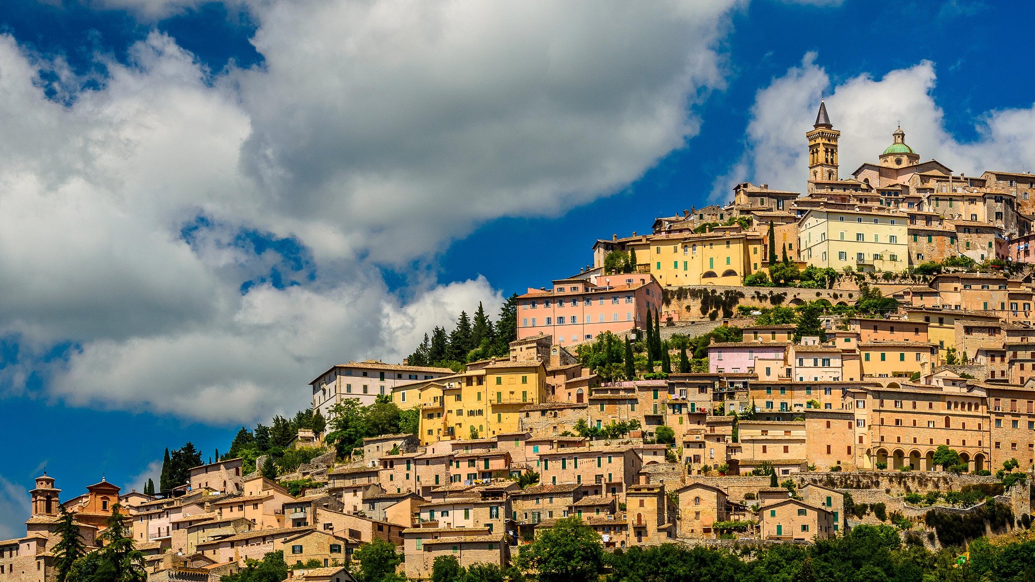 trevi umbria włochy miasto budynki domy stok chmury panorama