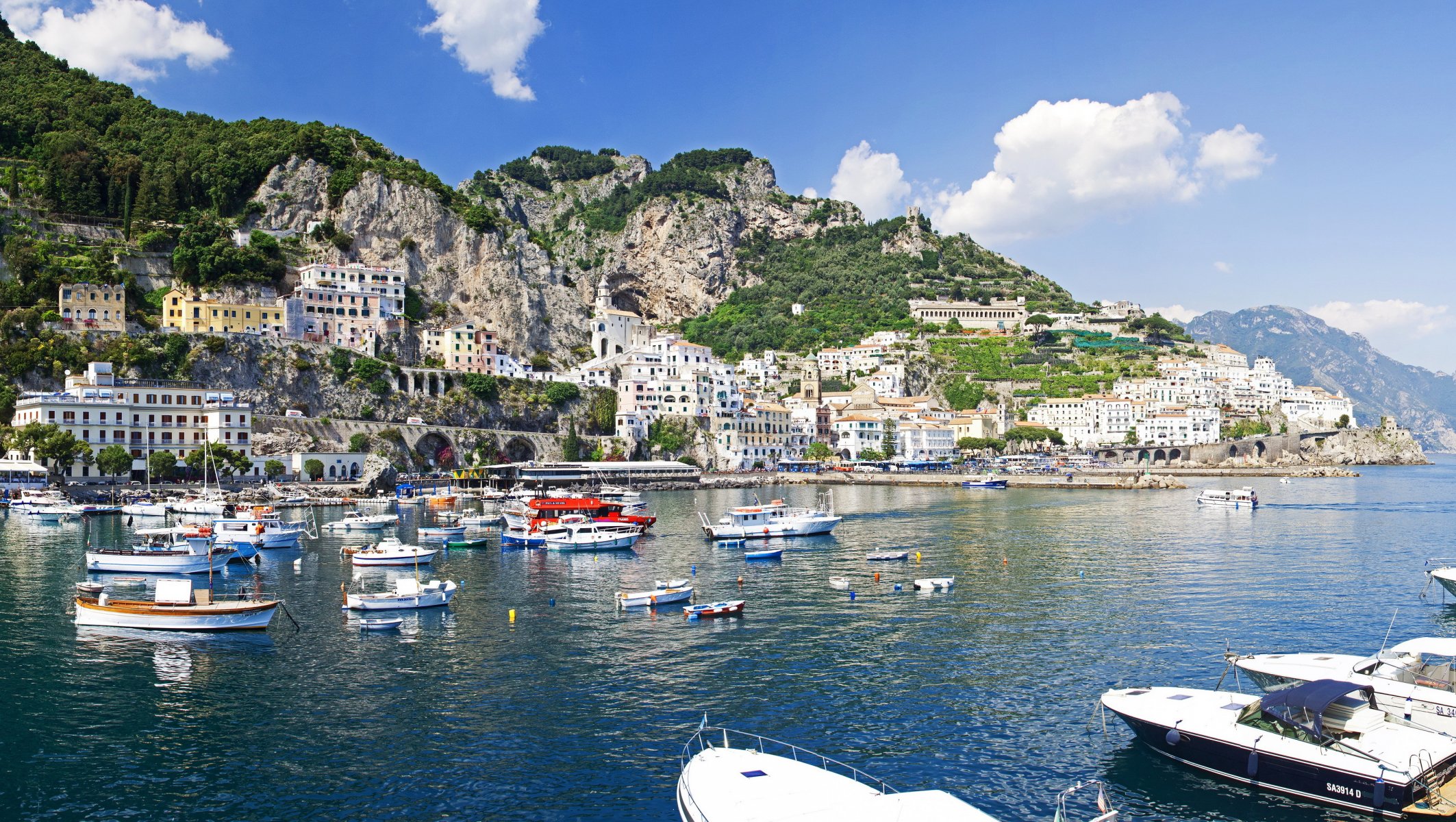 italien berge küste boote häuser amalfi stadt foto