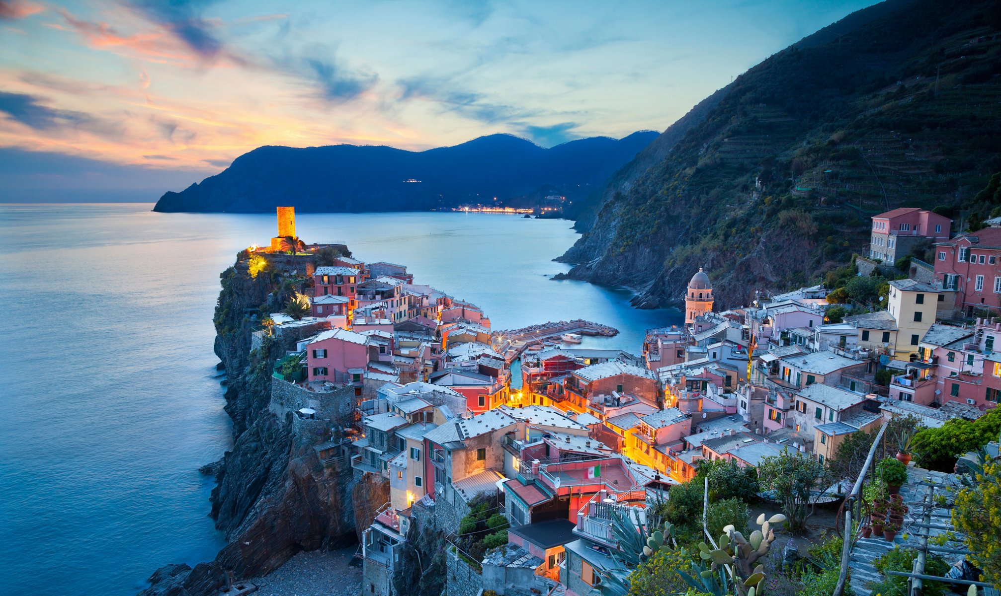 vernazza włochy spezia cinque terre wybrzeże ligurii morze skała domy wieża góry
