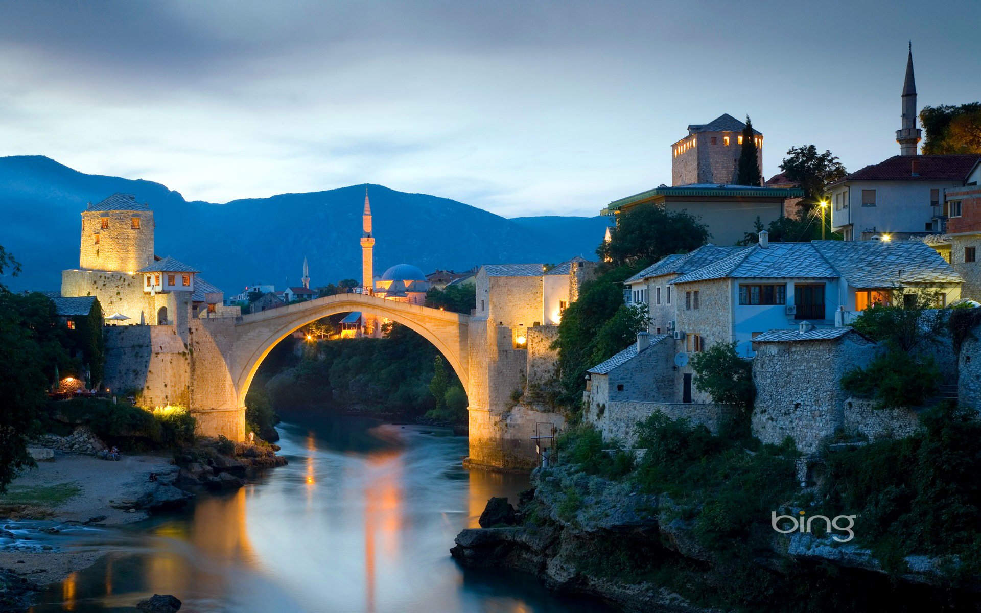 mostar bosnia ed erzegovina cielo tramonto fiume ponte minareto case montagne paesaggio luci