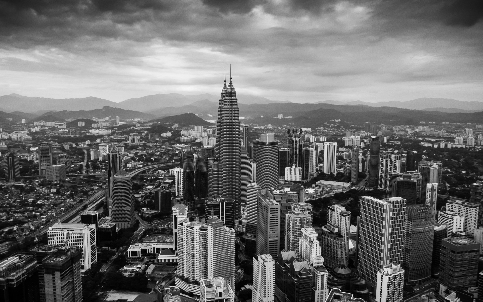photo en noir et blanc ville maisons gratte-ciel tour de kuala lumpur malaisie