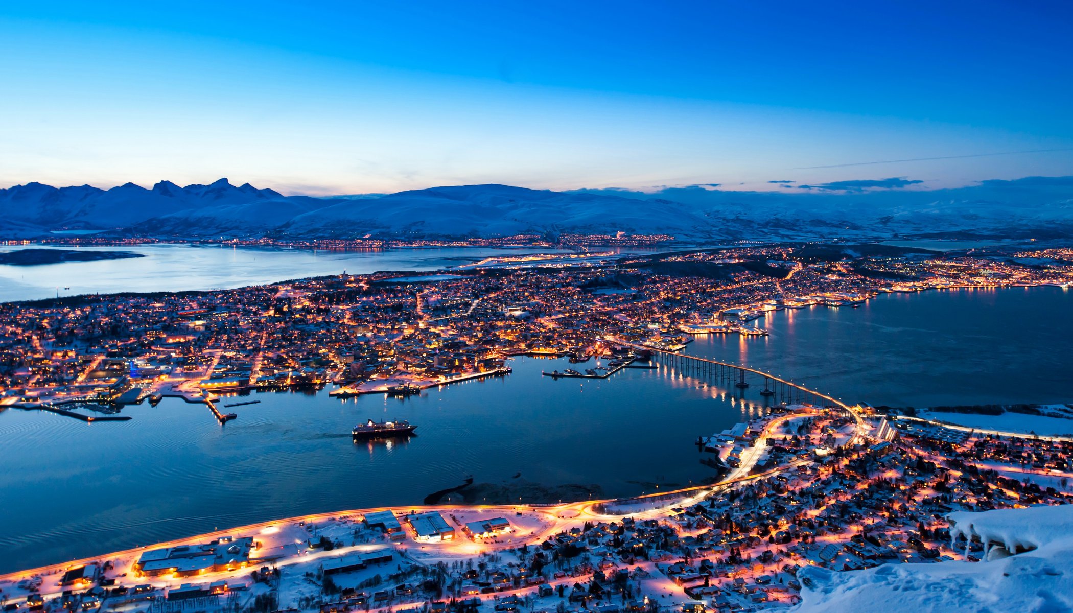 norvège tromso soirée hiver montagnes neige maisons lumières pont rues panorama paysage