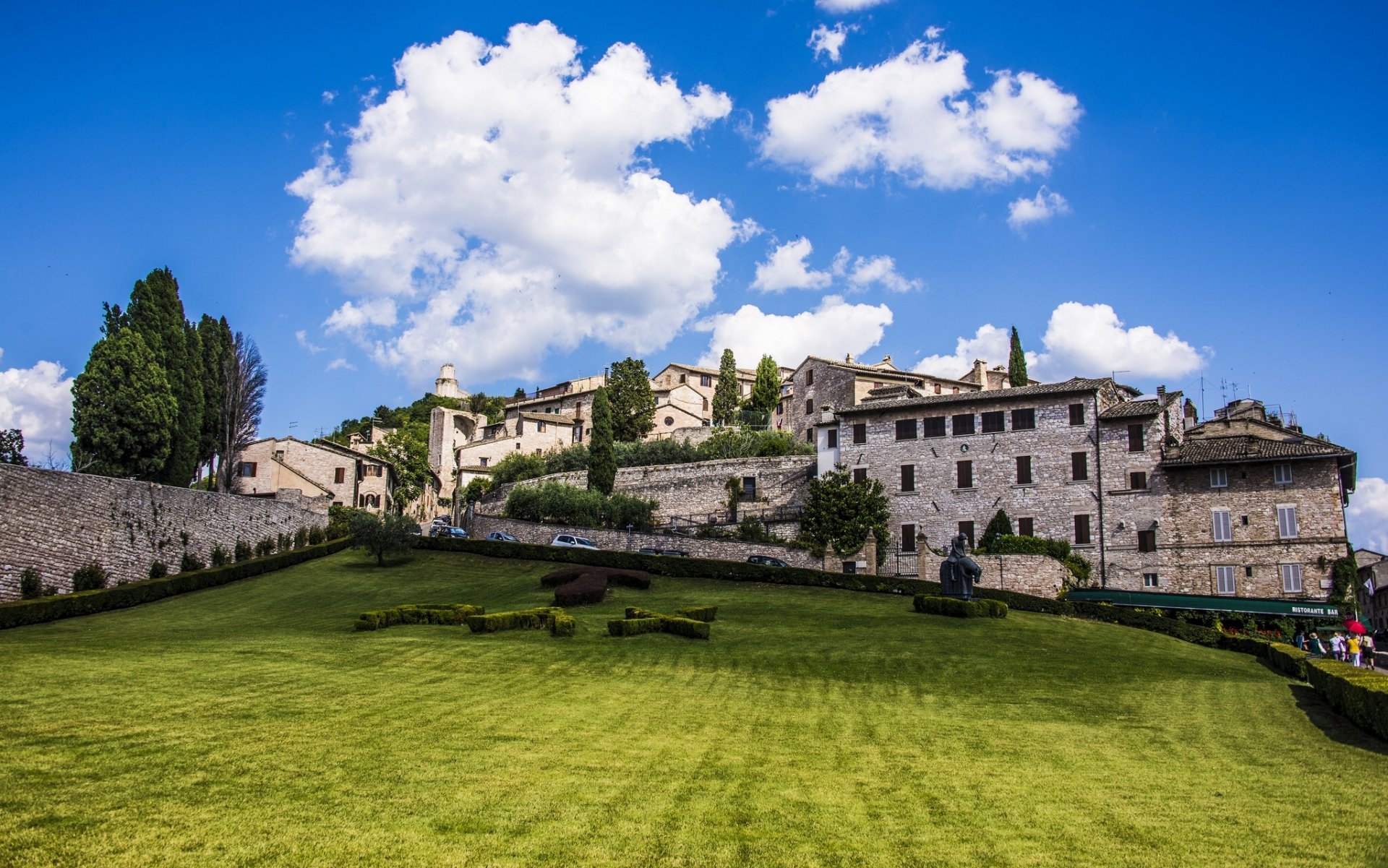 assisi italy buildings lawn