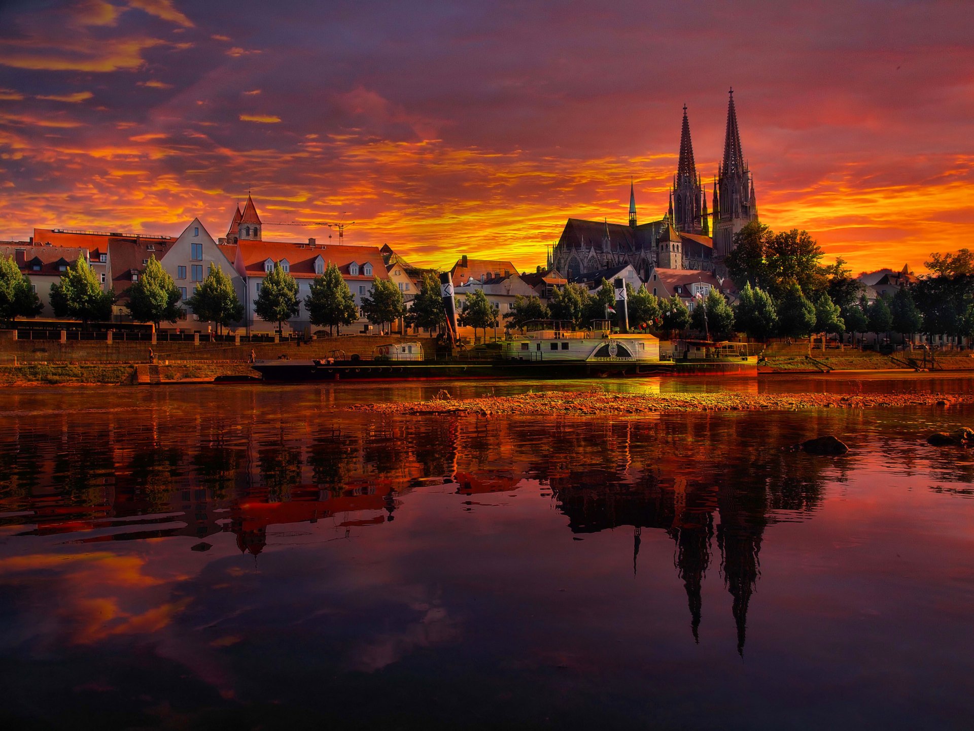 regensburg deutschland sonnenuntergang landschaft fluss häuser himmel wolken boot schiff kathedrale reflexion