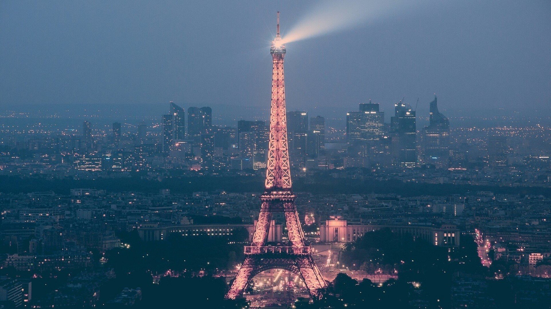 frankreich eiffelturm paris häuser dämmerung straßen lichter beleuchtung stadt straße lichter