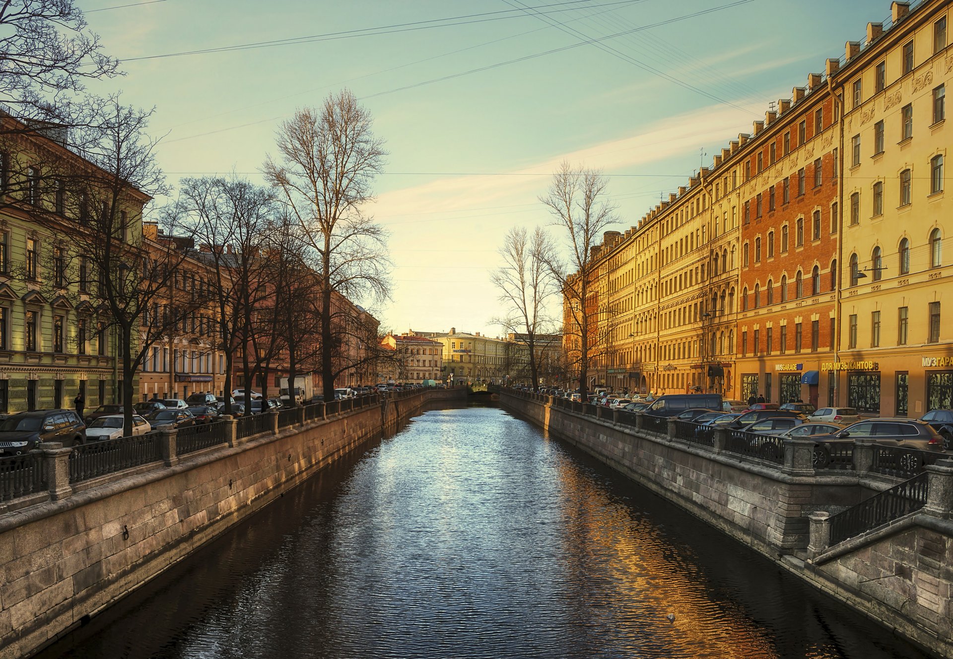 st. petersburg peter russland st. petersburg leningrad gribojedow-kanal fluss häuser gebäude
