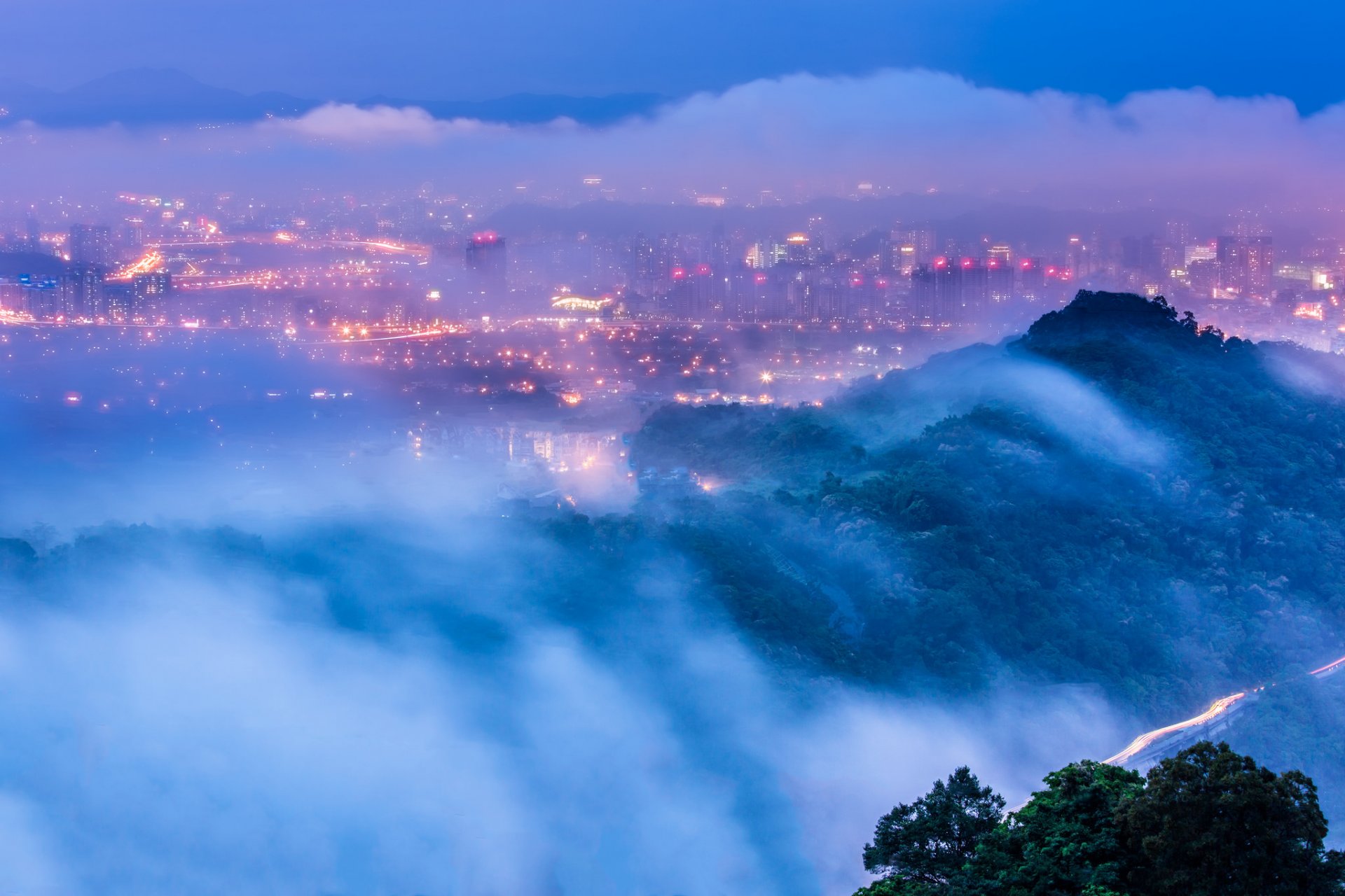 taiwan taipei città sera crepuscolo luci illuminazione vista altitudine panorama alberi foschia nebbia blu cielo nuvole