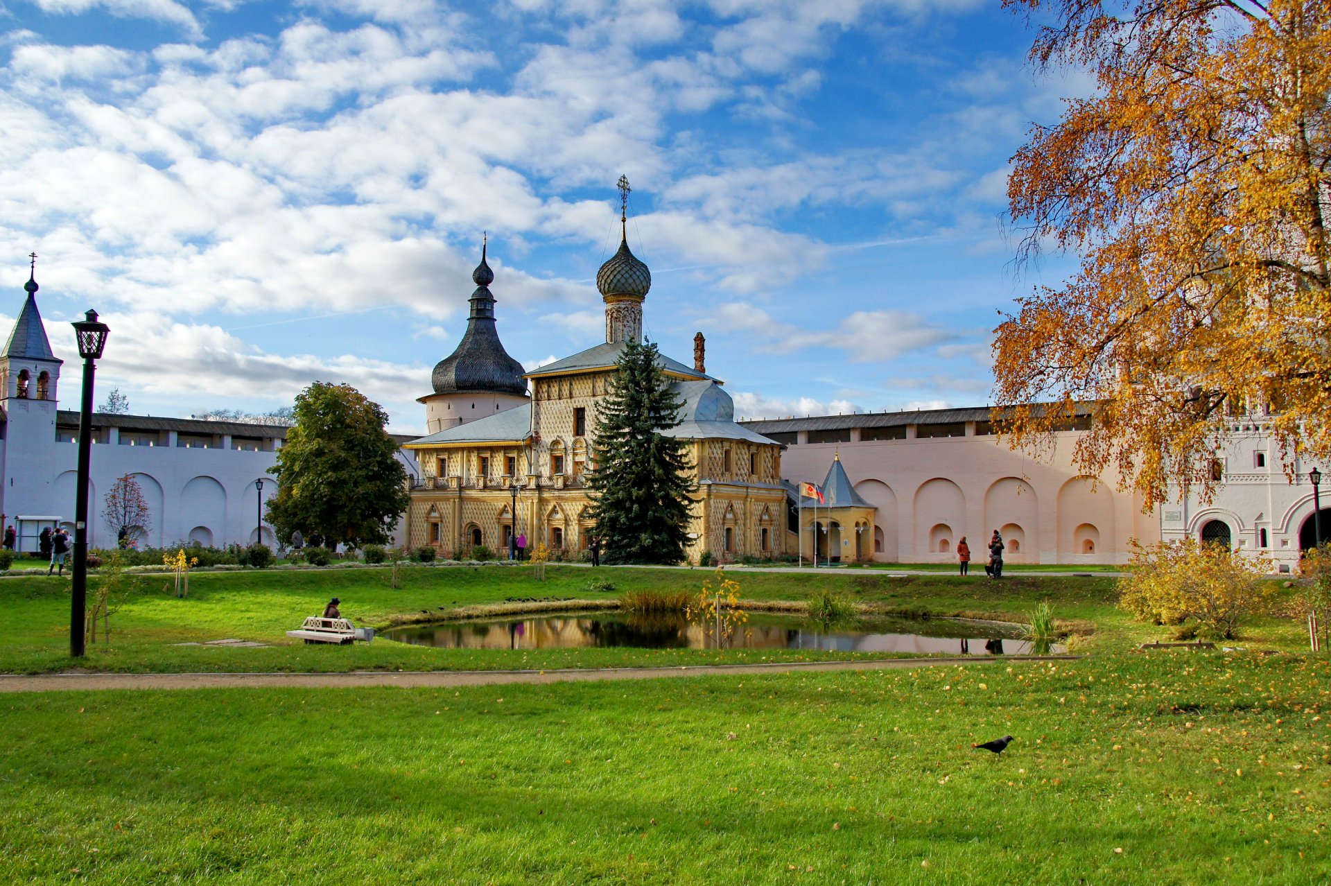 rusia templo monasterio catedral estanque rostov gran kremlin hierba ciudad foto
