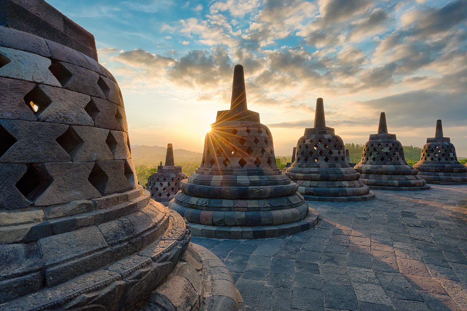 indonezja wyspa jawa kompleks świątynny stupa borobudur wieczór słońce promienie światło