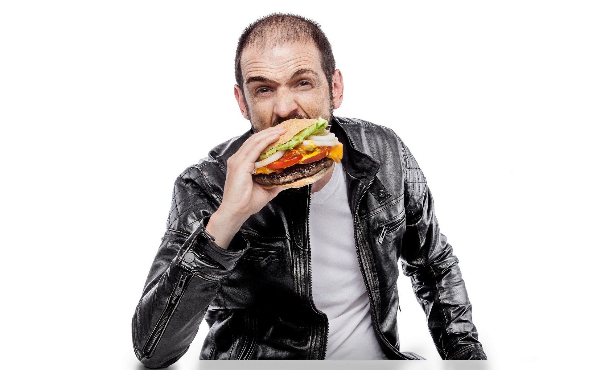 актер еда гамбургер
