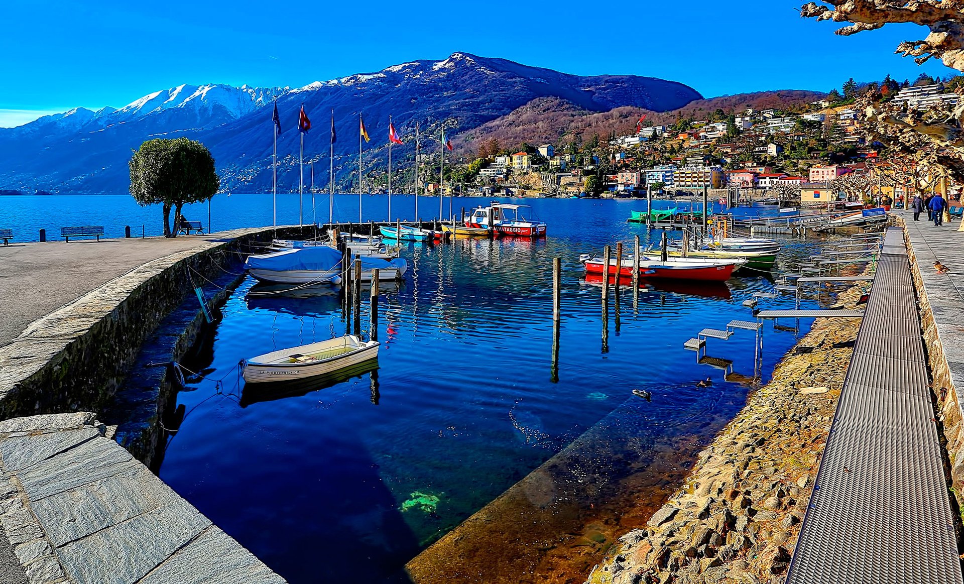 ascona suiza paisaje cielo montañas lago casas paseo marítimo barco yate