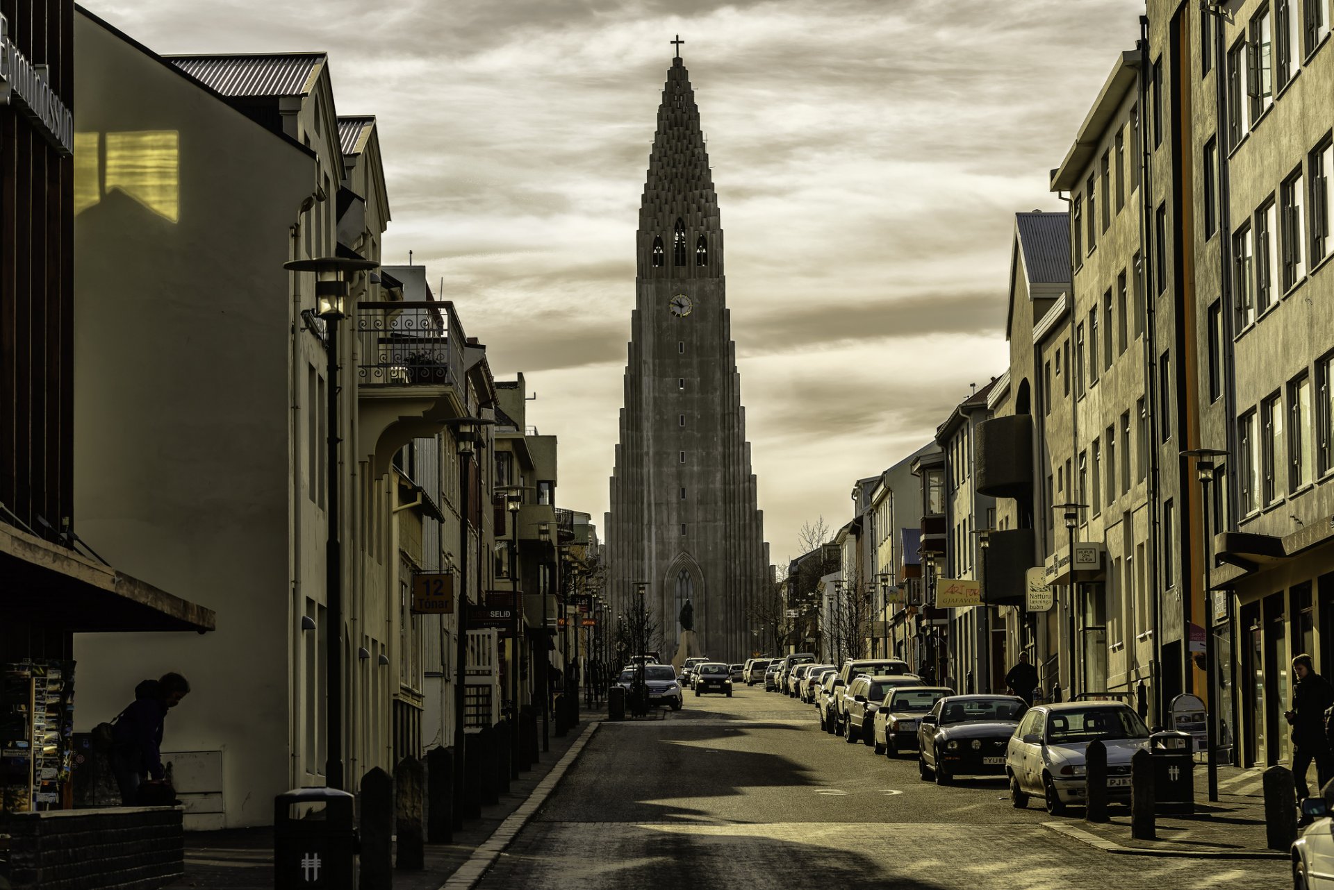 église de hatlgrimskirkya islande hatlgrimskirkya reykjavik église rue bâtiments voitures auto