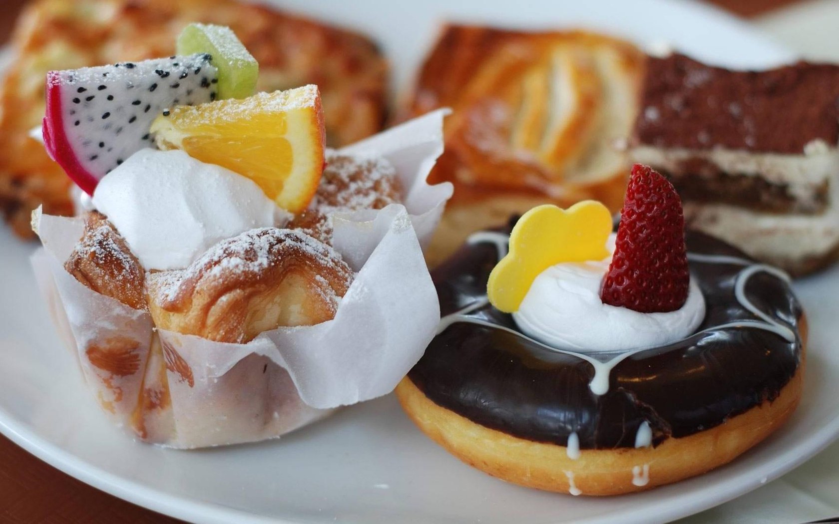cream cake fruit
