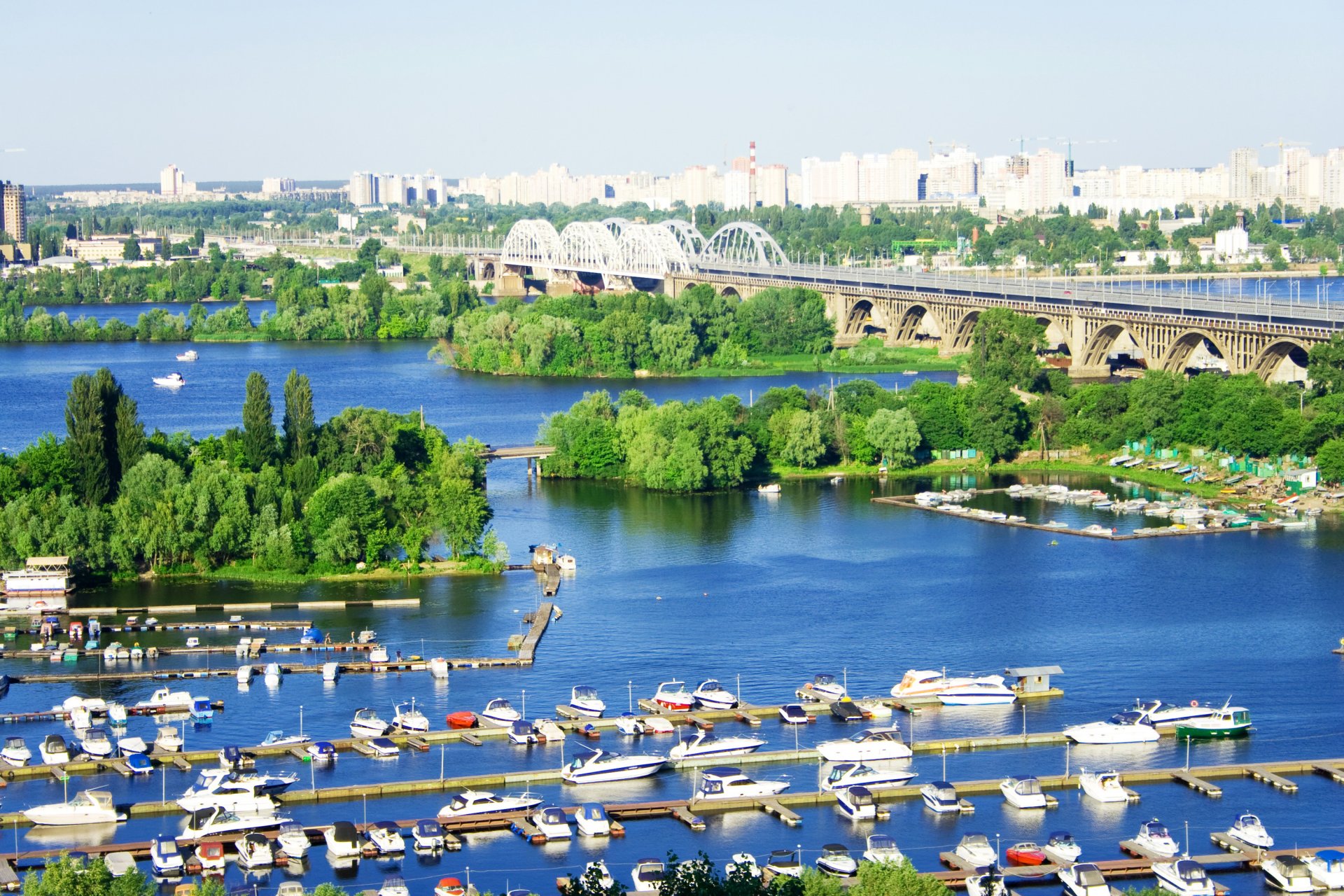 ukraine fluss brücke liegeplatz pier kiew bäume stadt foto