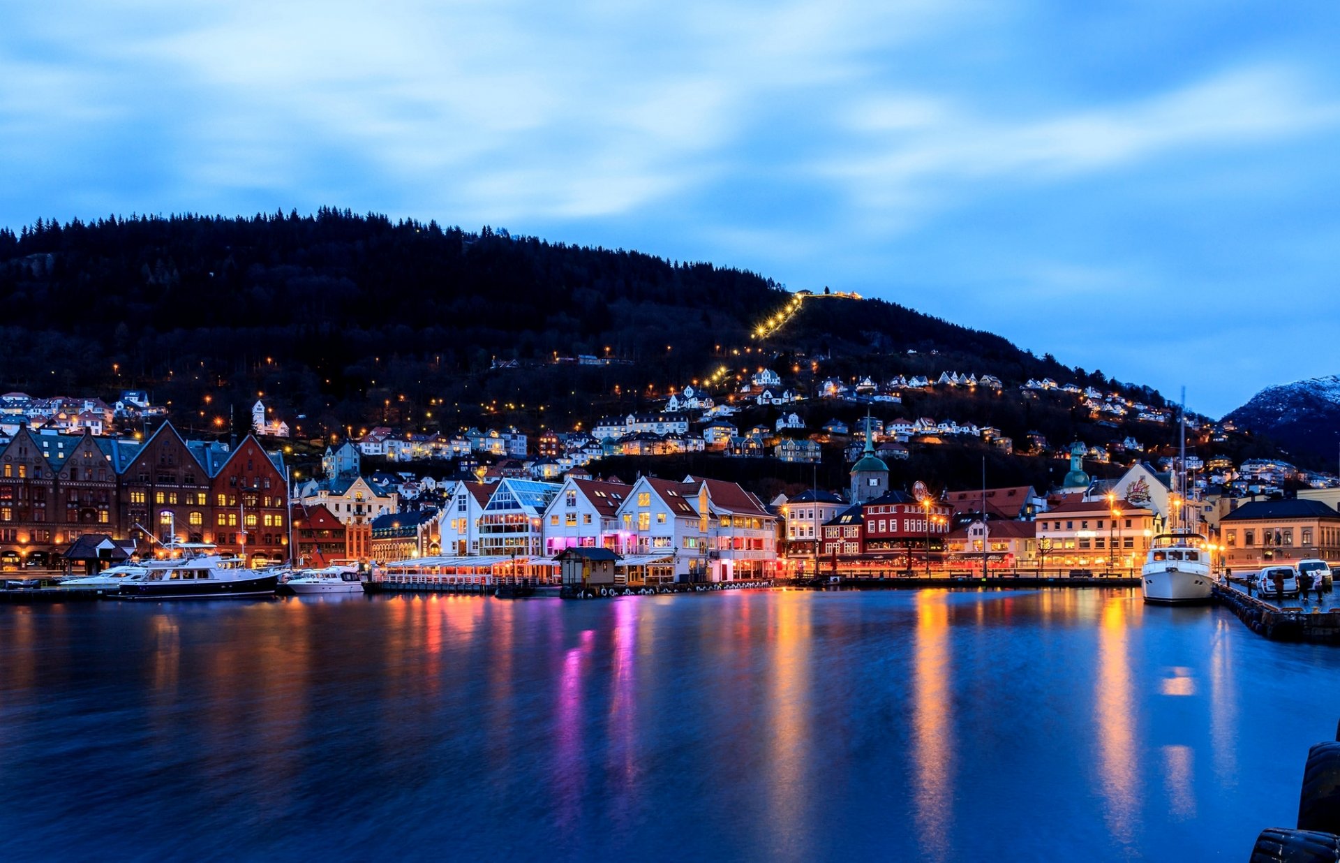 bergen norvège ville soirée maisons bâtiments lumières mer port quai bateaux