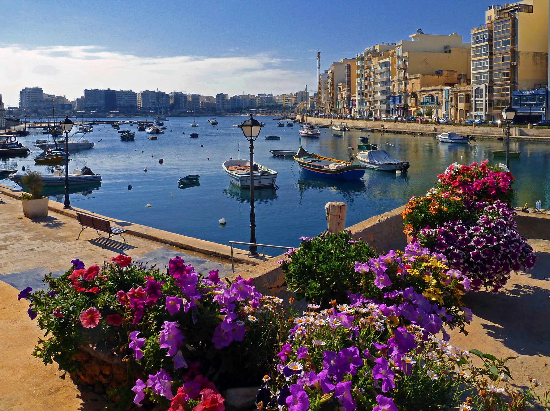 saint-julien malte ciel maisons bateaux fleurs promenade