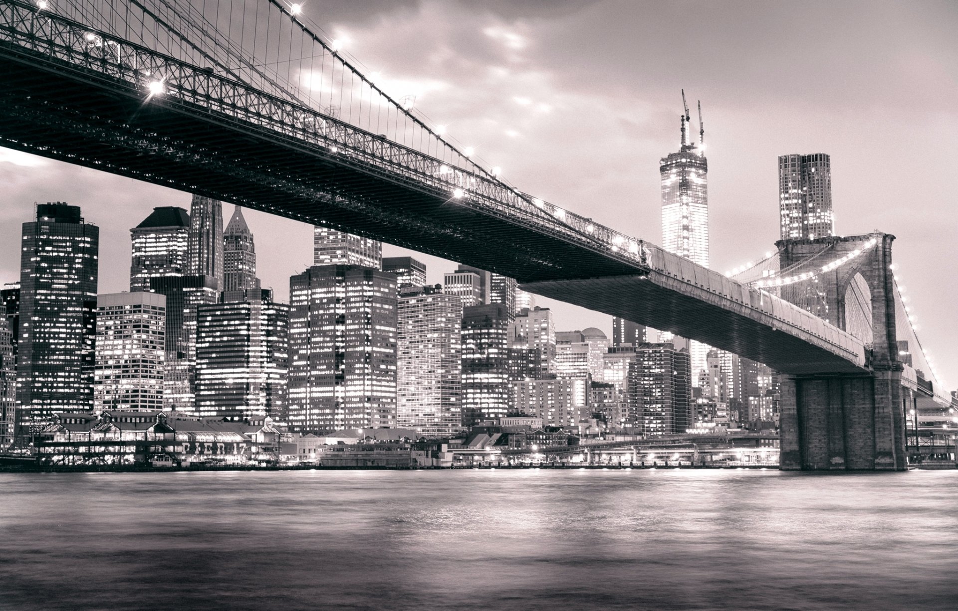 brooklyn bridge brooklyn manhattan nowy jork usa east river miasto noc rzeka światła drapacze chmur budynki czarno-białe