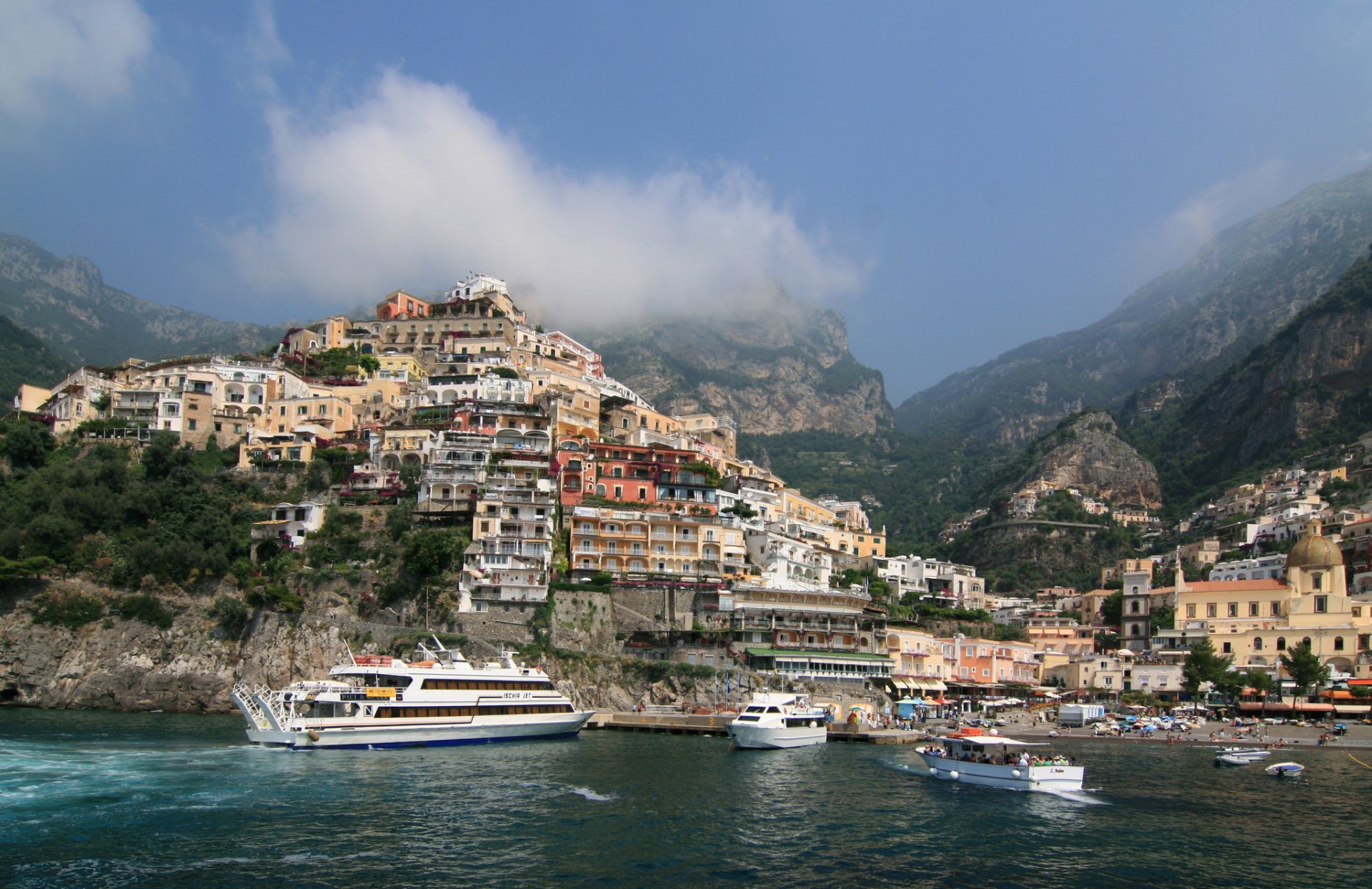 italien küste berge yacht positano stadt himmel wolken foto