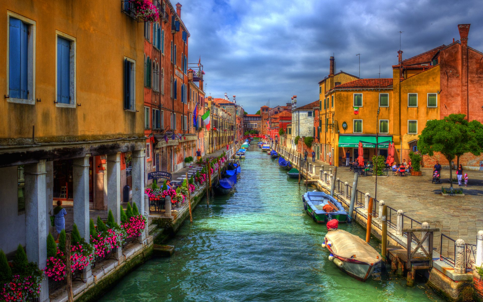 venezia strada case canale acqua fiori cielo nuvole