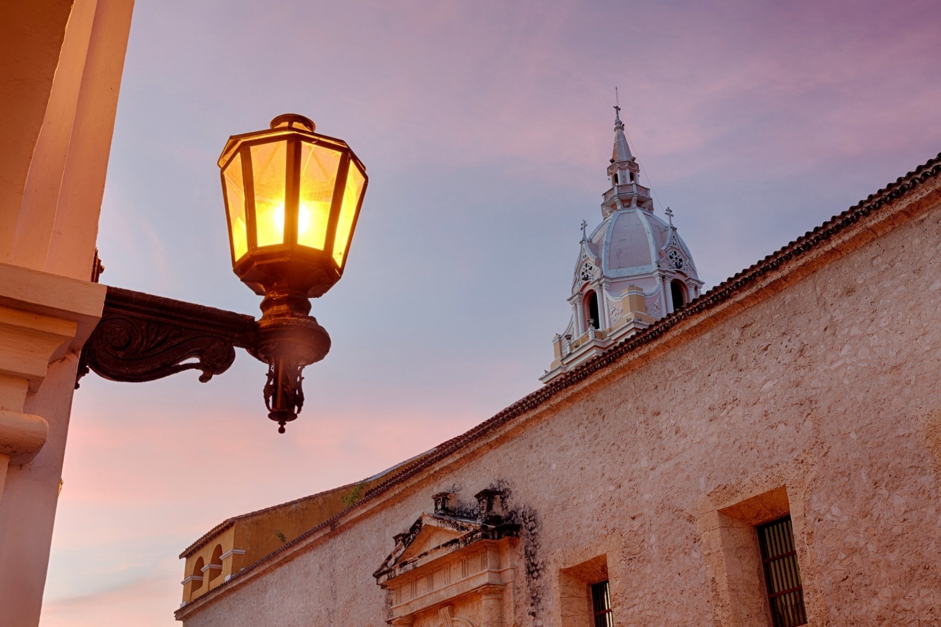 la catedral de santa maria la vieja katedra w kartagenie katedra w kartagenie getsemaní cartagena bolivar kolumbia wieczór budynek latarnia światło oświetlenie