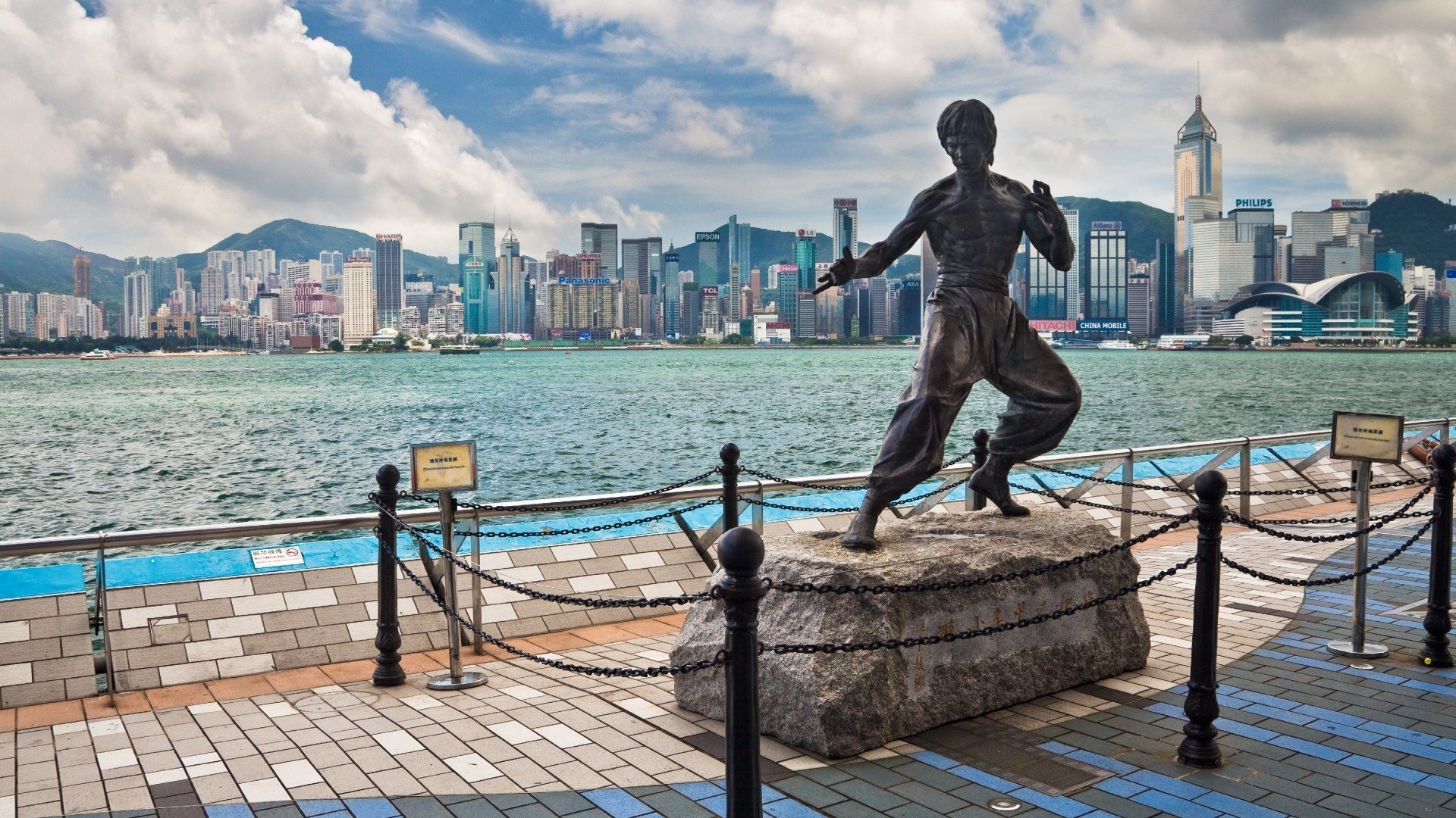 hong kong bruce lee monumento grattacieli