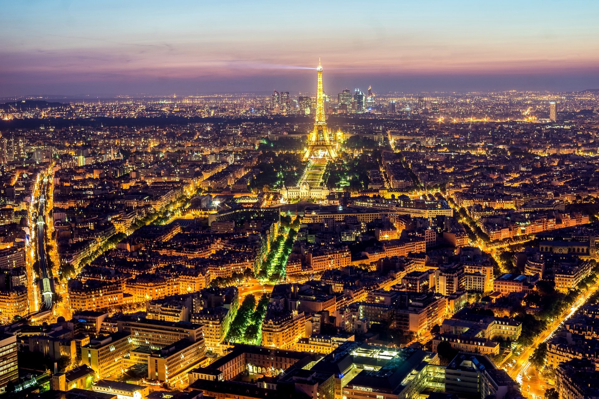 paryż francja miasto noc wieczór światła światło la tour eiffel wieża eiffla panorama architektura domy budynki drogi ulice
