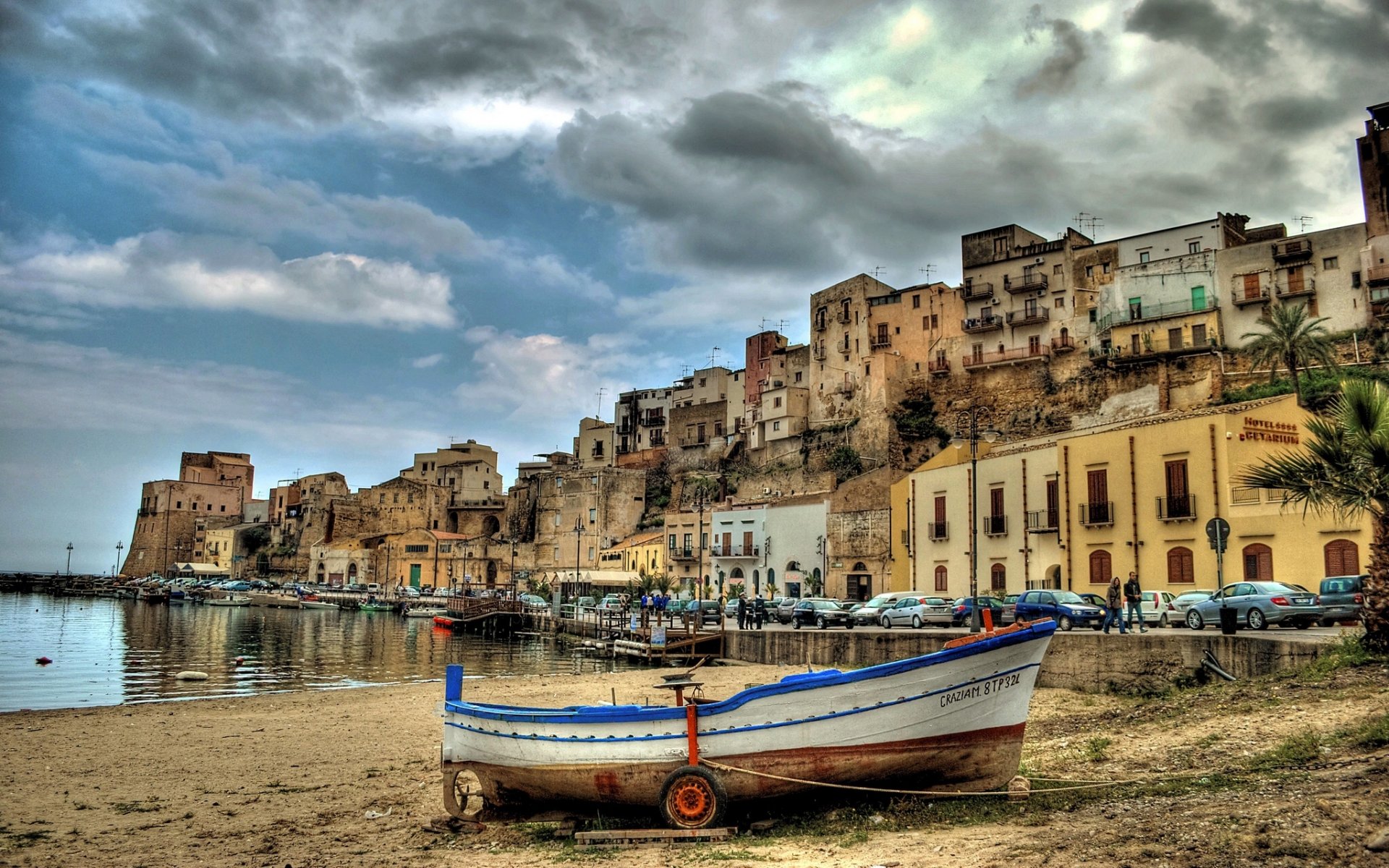 castellammare del golfo sicilia italia castellammare del golfo puerto barco paseo marítimo edificios coches auto