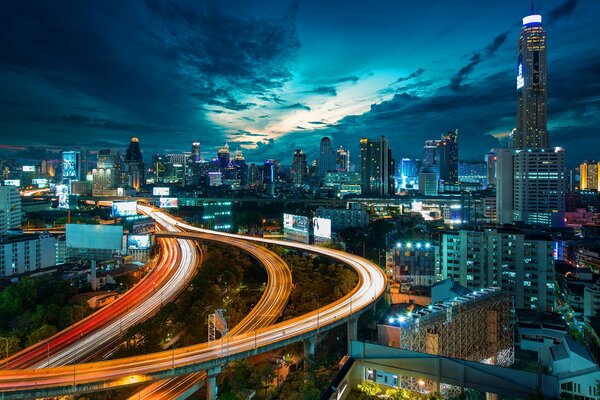 La ciudad de la noche los caminos vacíos y la ciudad que no duerme