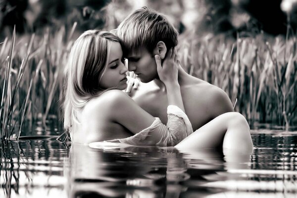 Baden im Wasser von Männern und Frauen