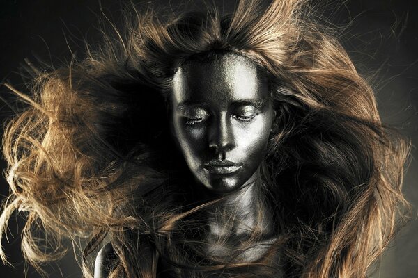 Modelo en pintura con el pelo en el viento