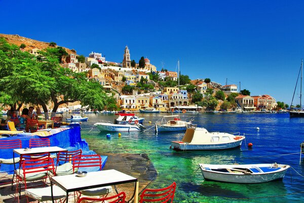 Erholung am Ufer des Symi-Skeletts
