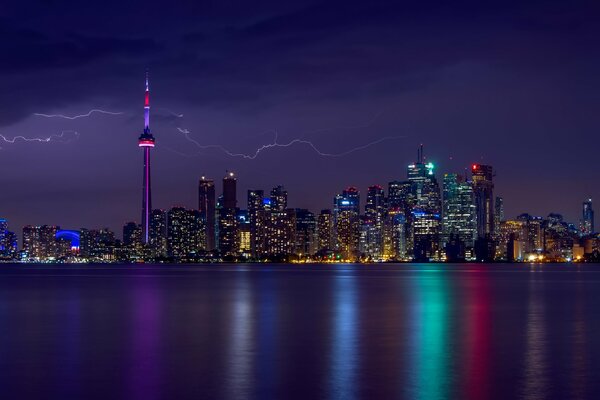 Rayos y tormentas eléctricas sobre Toronto en Canadá